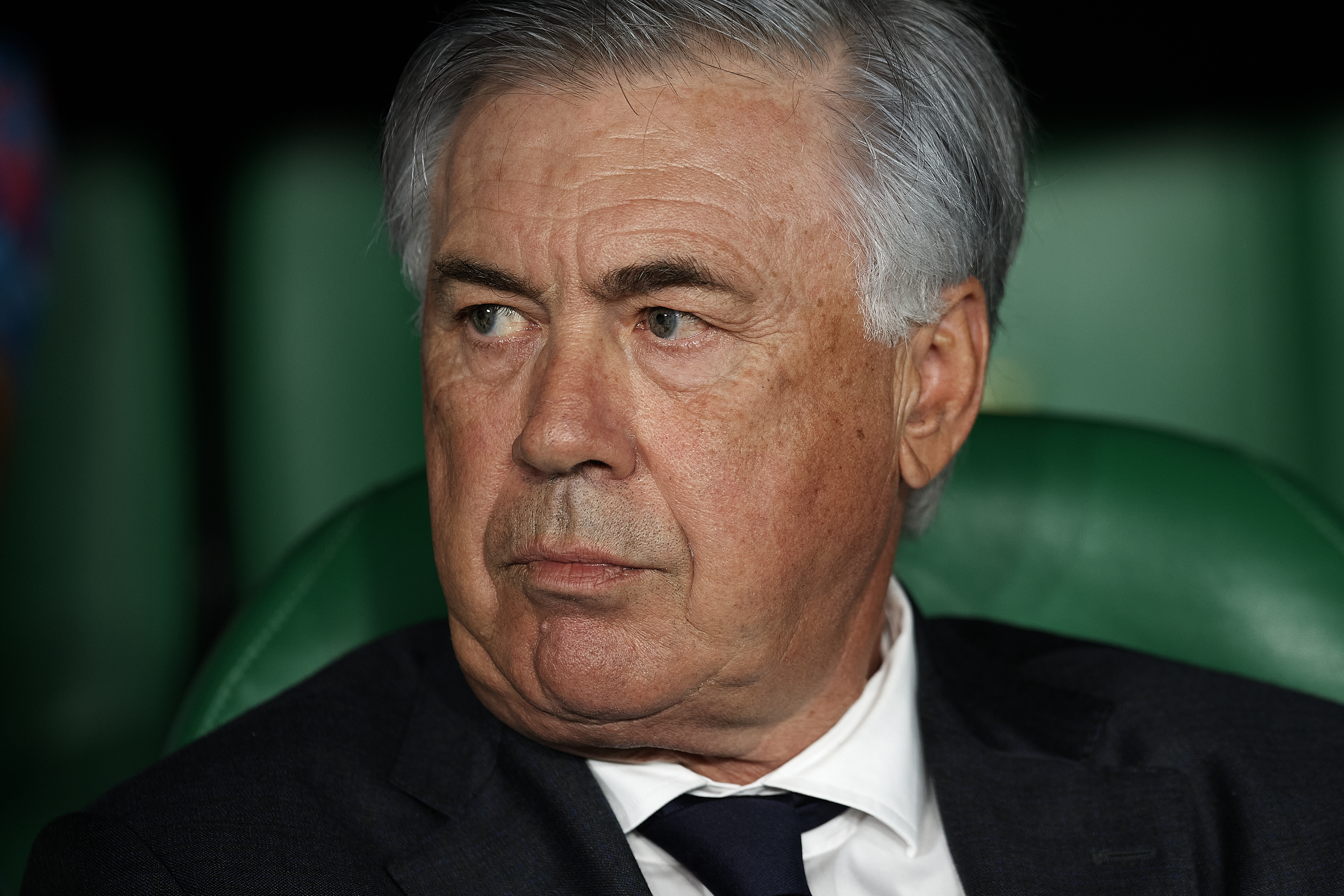 Carlo Ancelotti, Italian soccer manager, focused HD Wallpaper