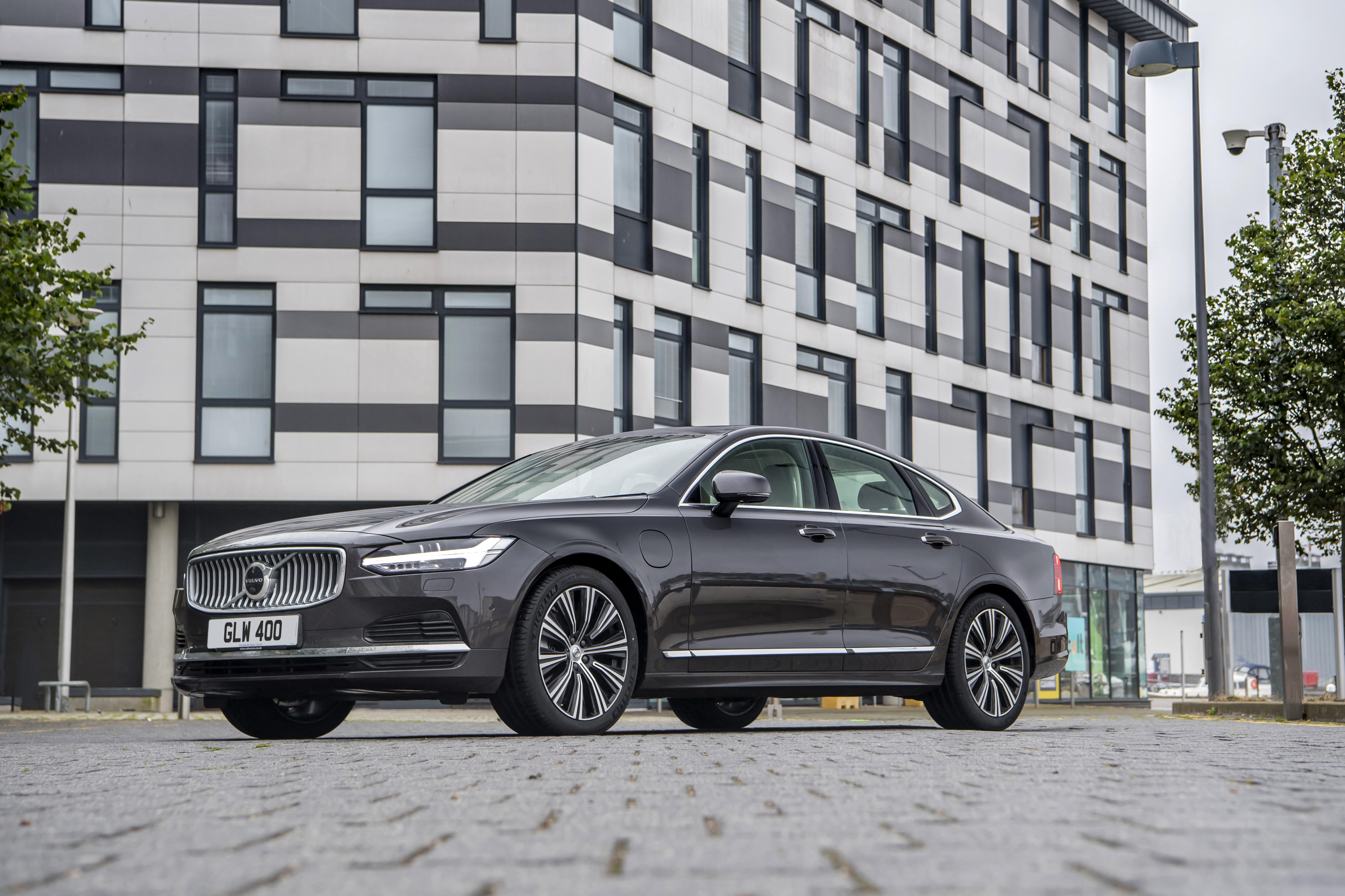 Luxury Volvo S90 T8 AWD by modern building 4K HD Wallpaper