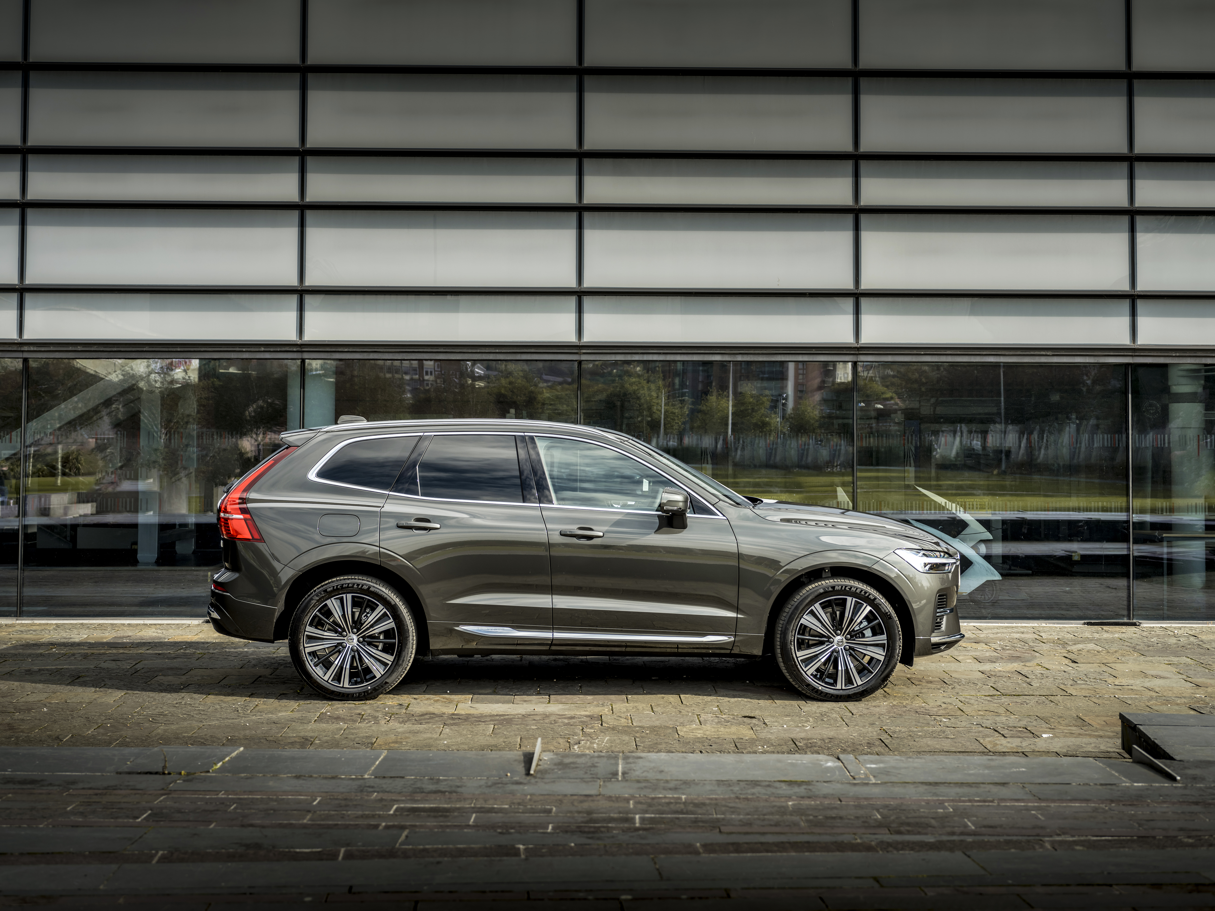 Volvo XC60 SUV parked by a modern building HD Wallpaper