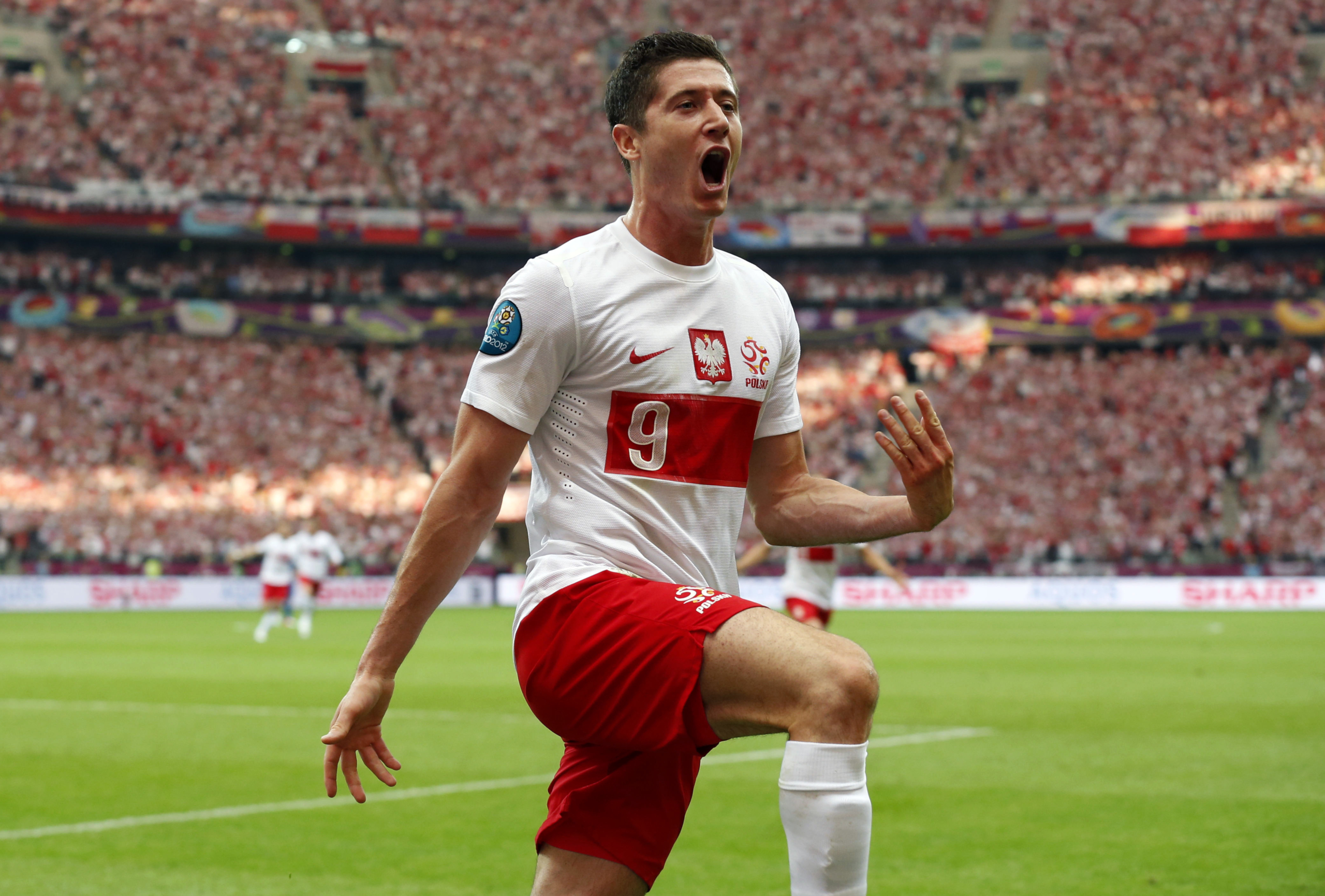 Robert Lewandowski celebrates goal for Poland National Football Team HD Wallpaper