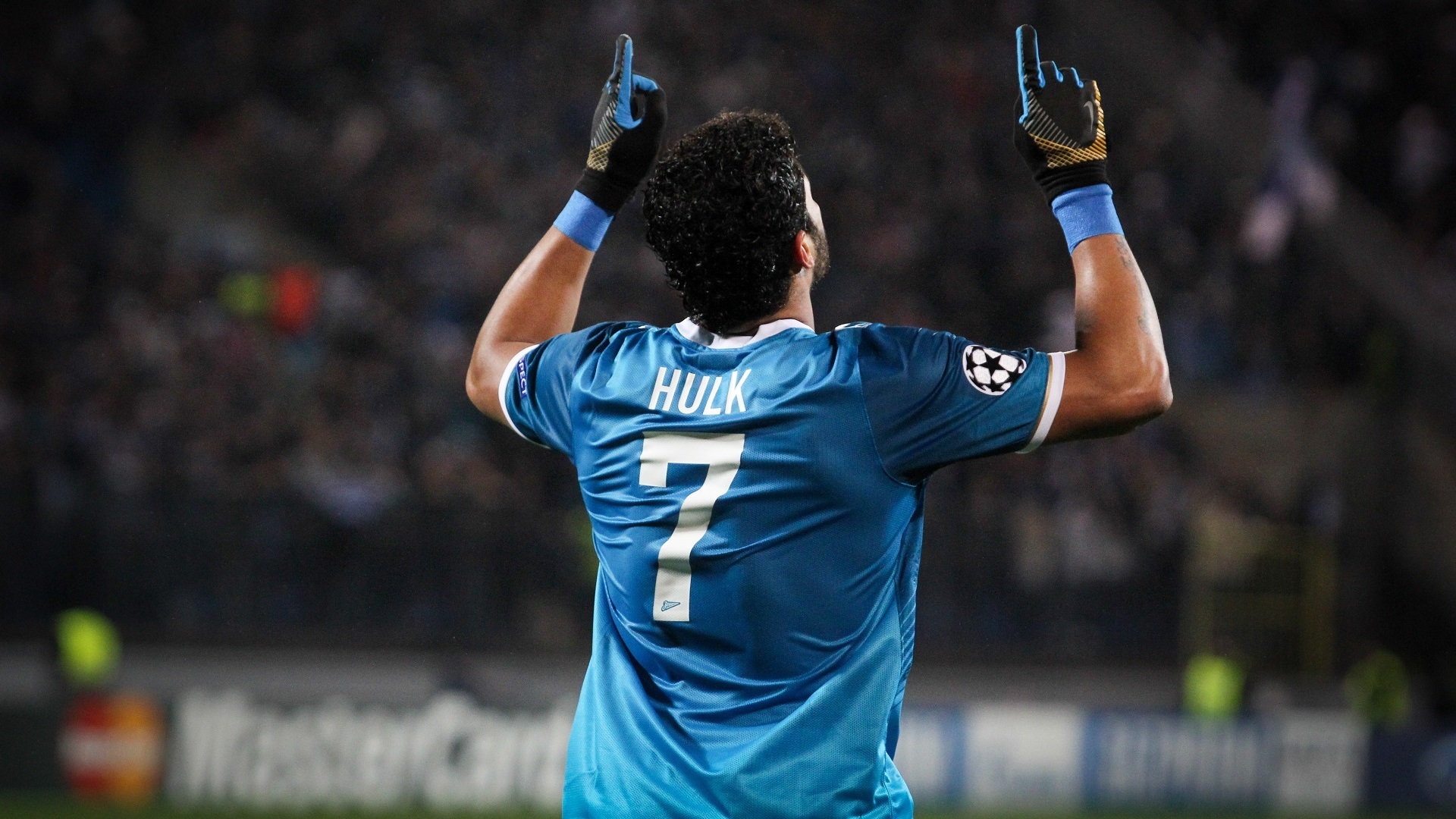 Hulk celebrates with arms raised in Zenit jersey HD Wallpaper