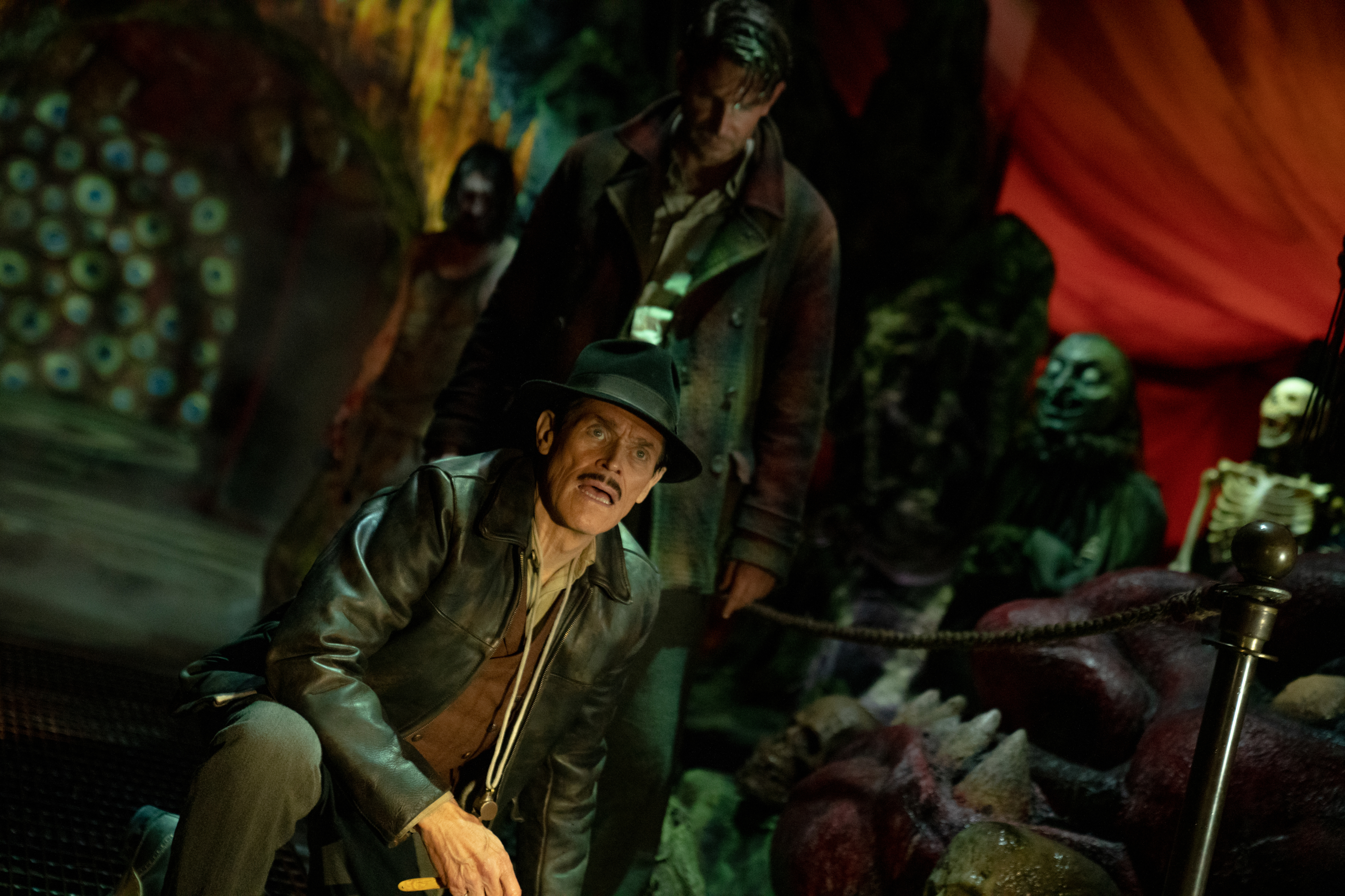 Willem Dafoe and Bradley Cooper in creepy Nightmare Alley HD Wallpaper