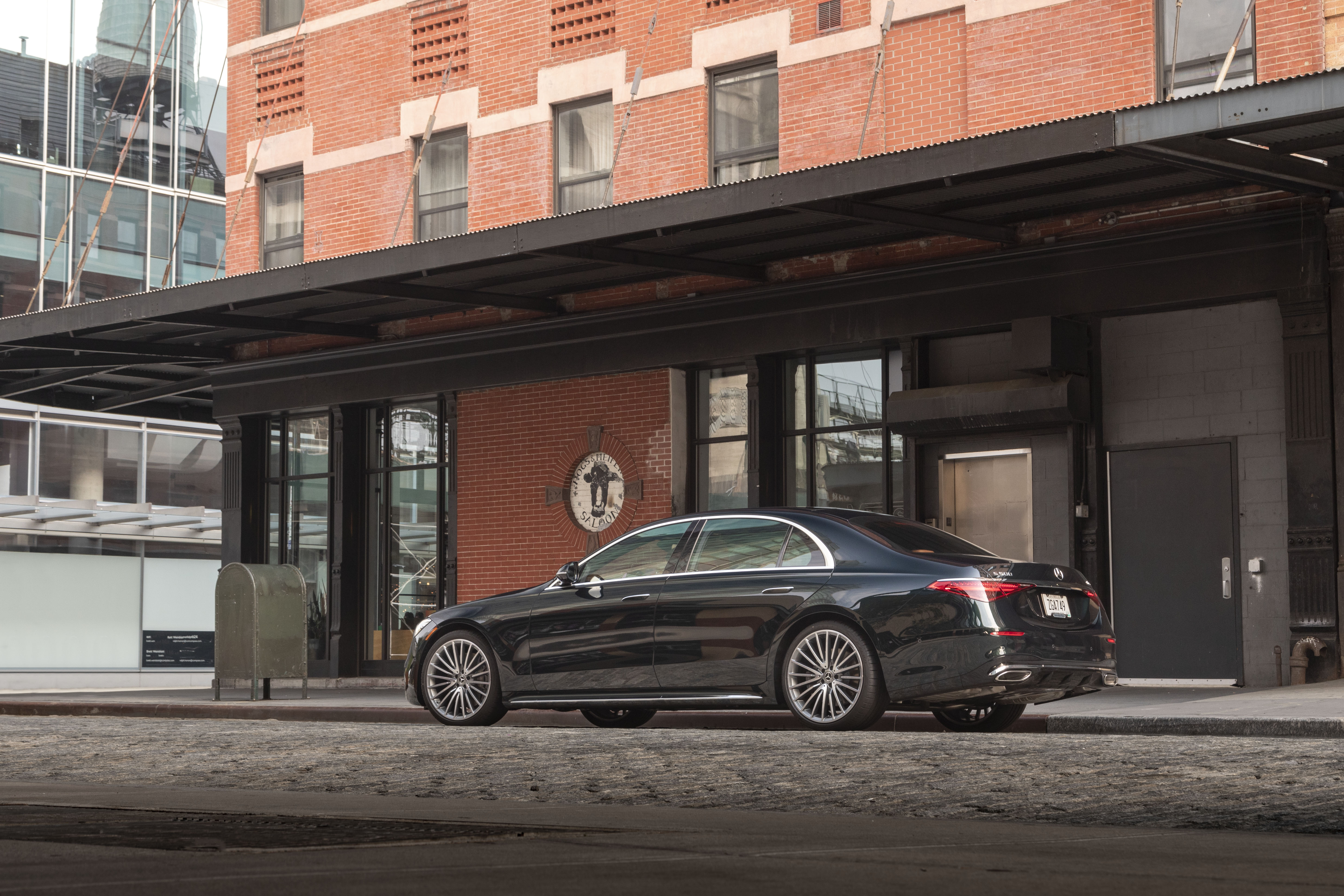 Luxury Mercedes-Benz S 500 4MATIC parked by a brick building HD Wallpaper