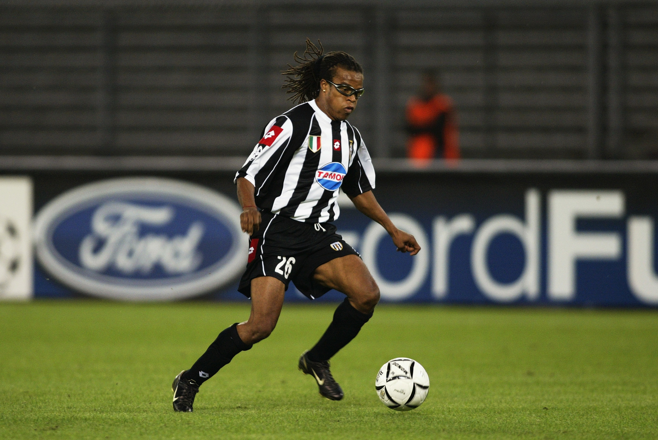 Edgar Davids dribbling for Juventus F.C. in goggles HD Wallpaper
