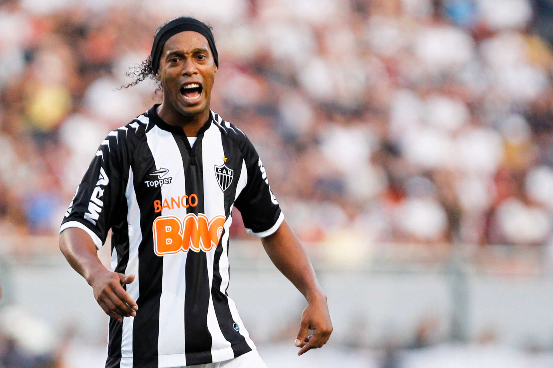 Ronaldinho in action for Atlético Mineiro HD Wallpaper