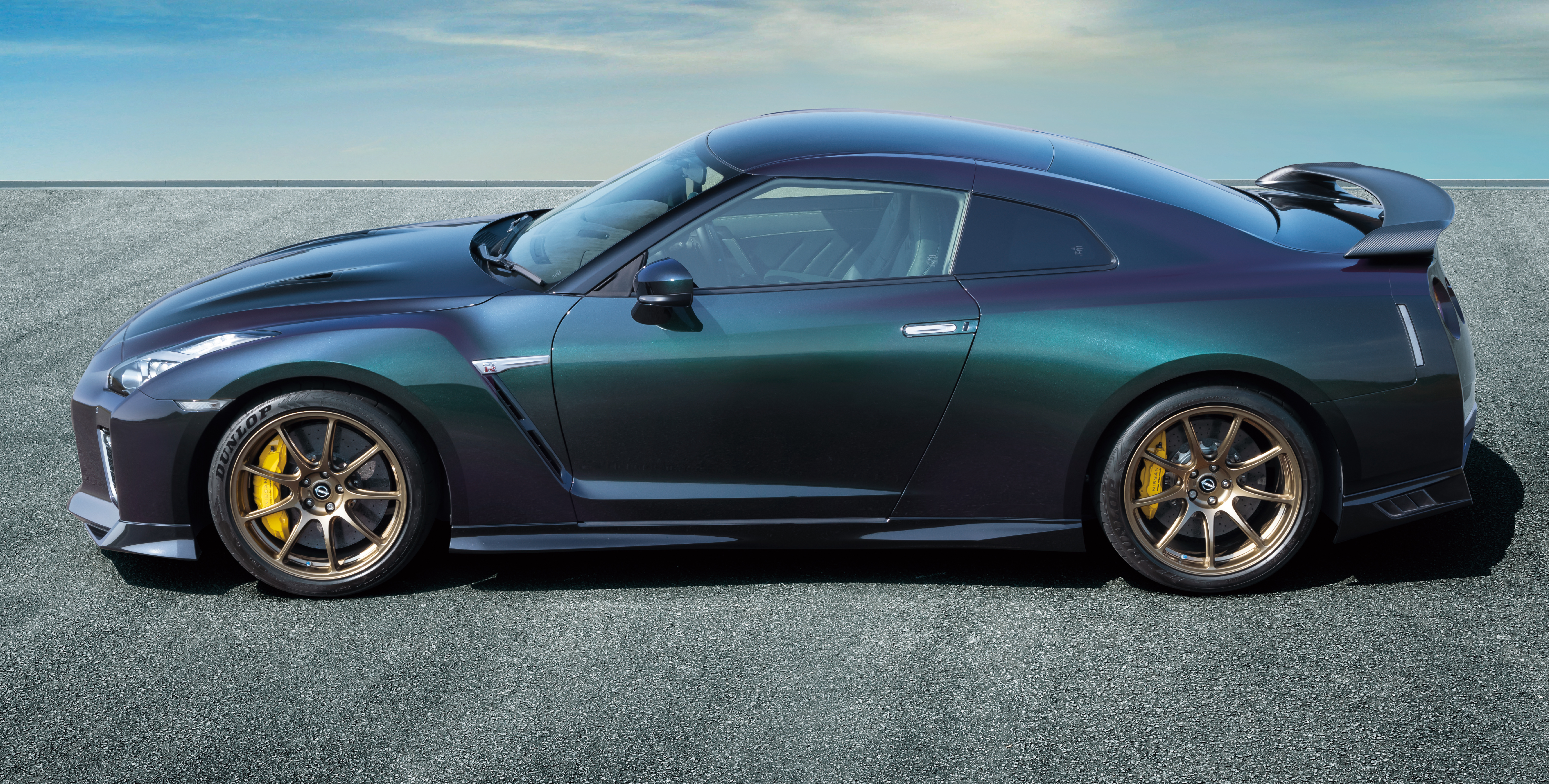 Nissan GT-R R35 T-spec with color-shifting paint HD Wallpaper