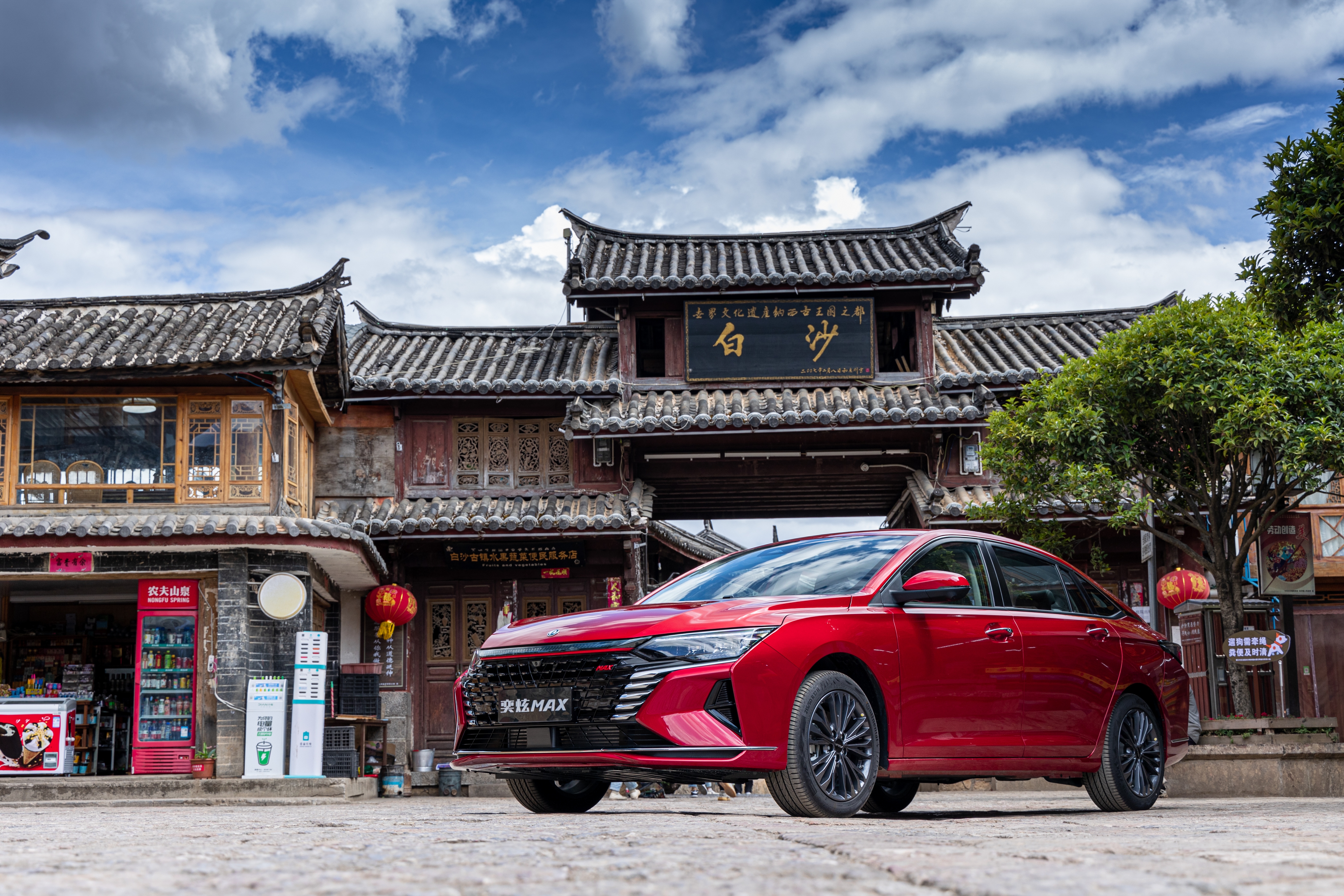 Red Dongfeng Aeolus Yixuan compact car in Baisha village HD Wallpaper