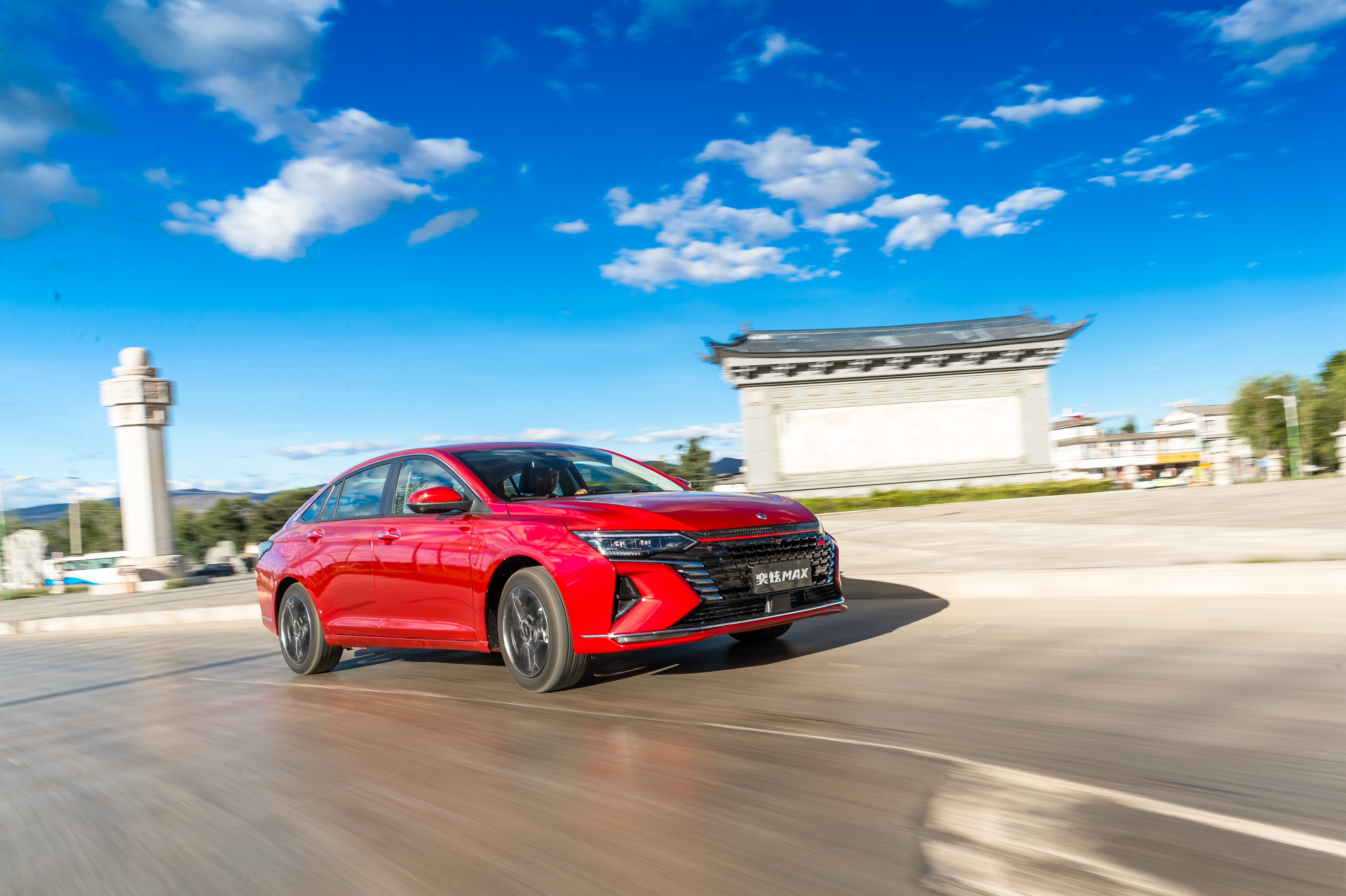 Dynamic red Dongfeng Aeolus Yixuan compact car HD Wallpaper