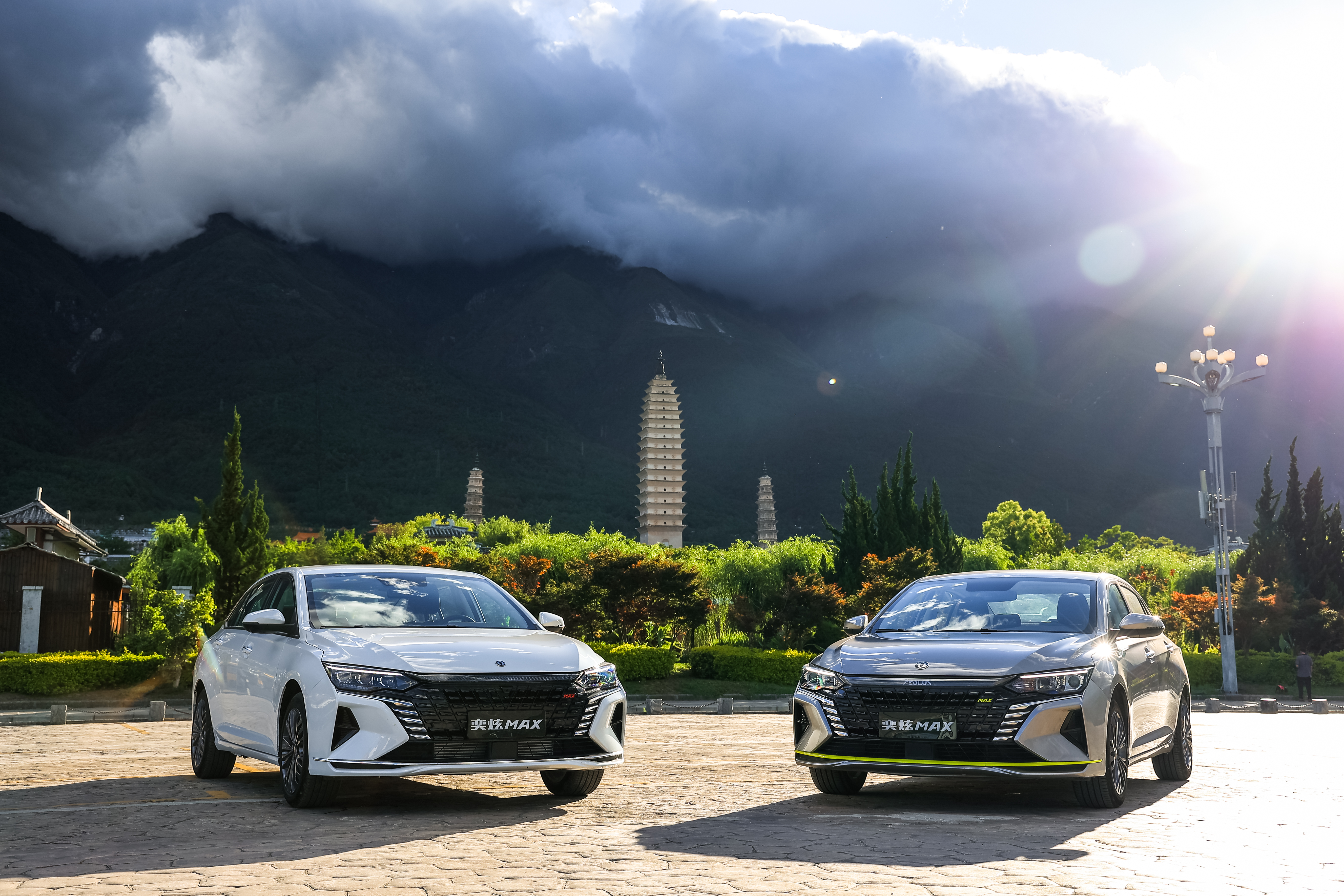 Dongfeng Aeolus Yixuan MAX cars with pagodas and cloudy mountains HD Wallpaper