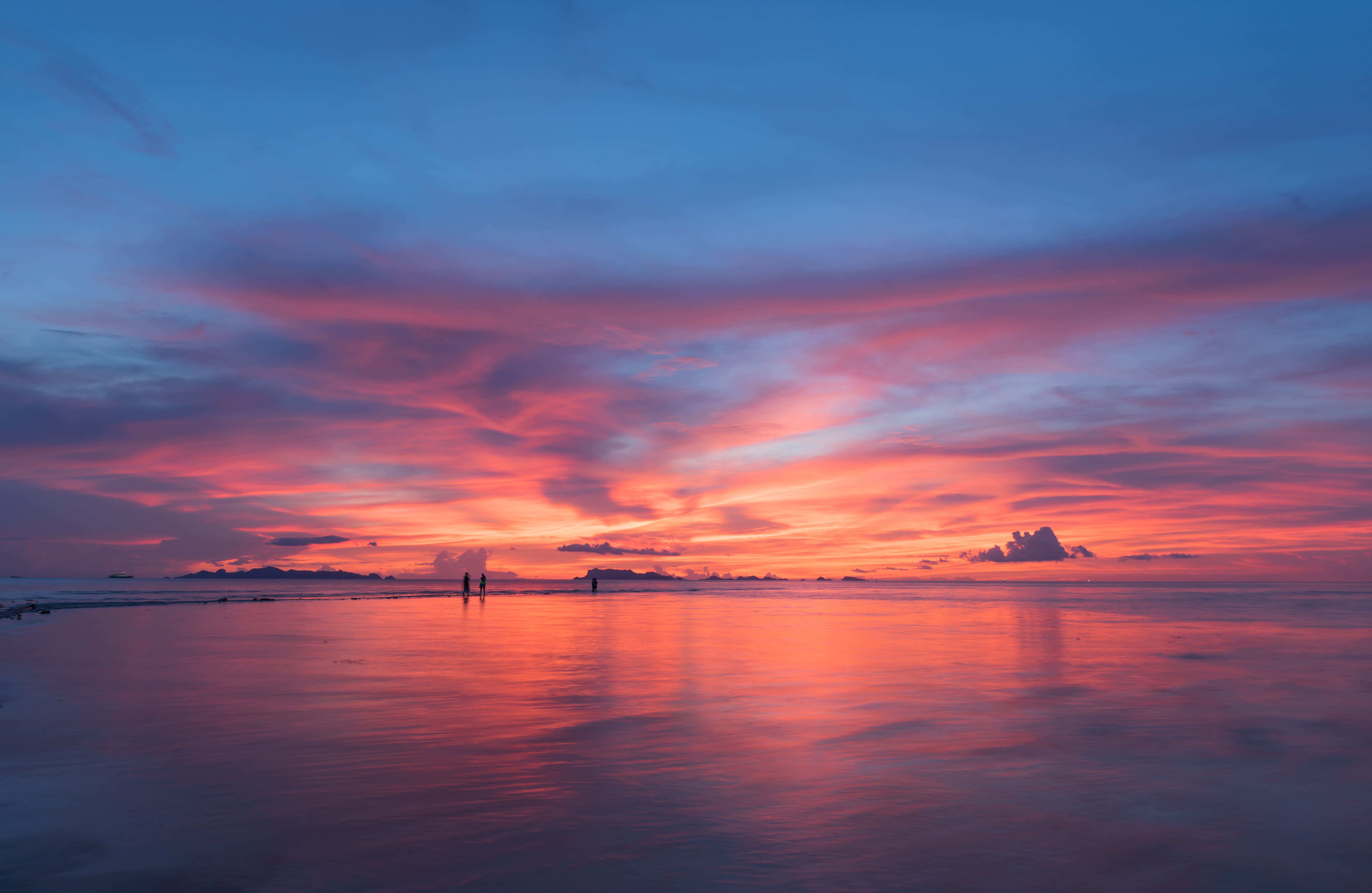 Vibrant 4K Sunset Reflected on Water at Horizon HD Wallpaper