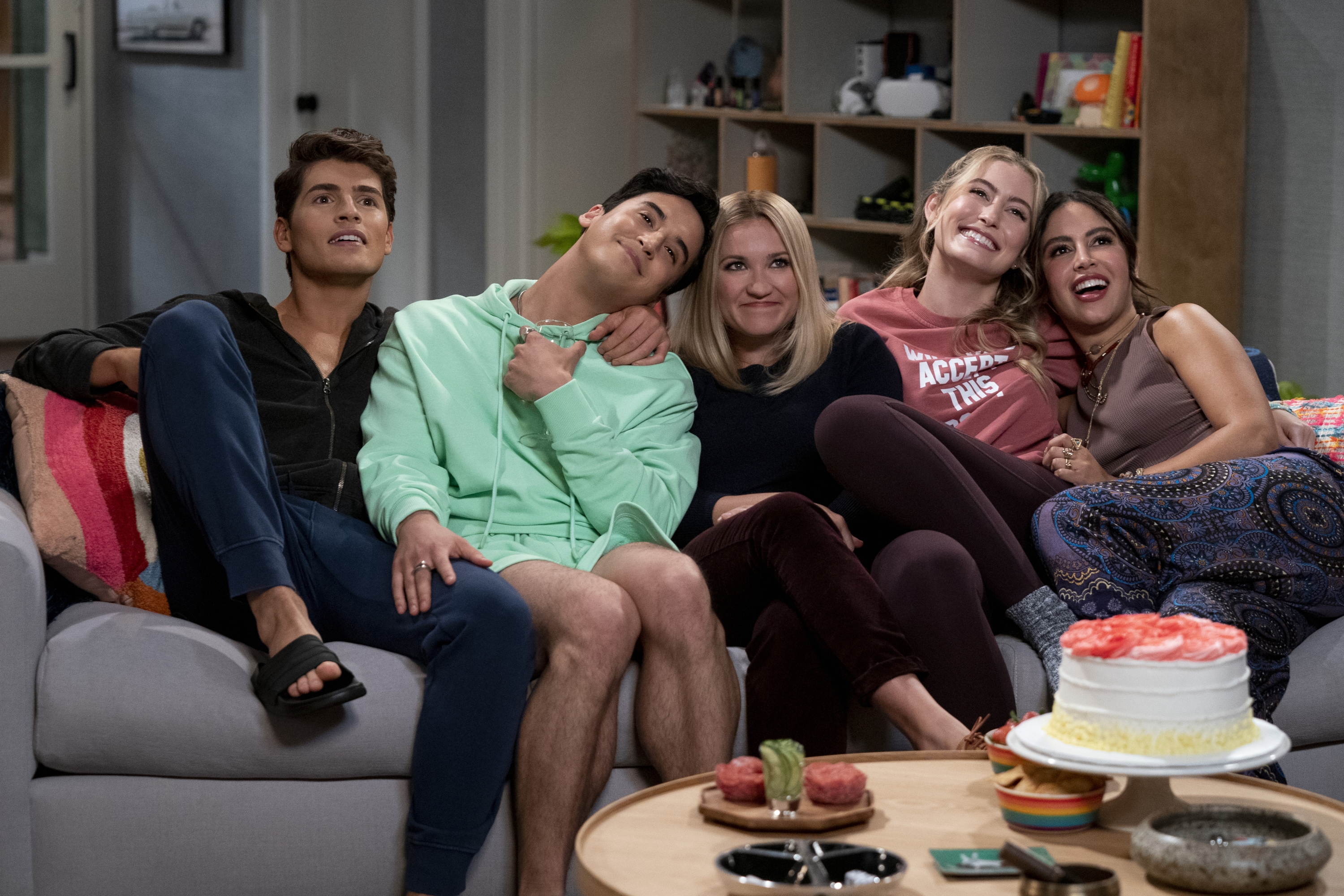 Pretty Smart cast on couch HD Wallpaper