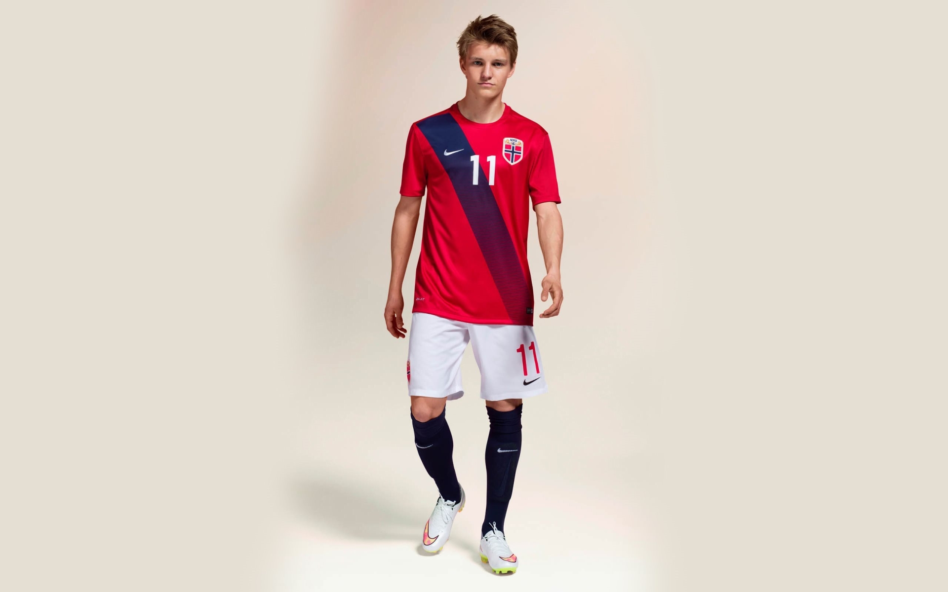 Martin Ødegaard in Norway National Football Team kit HD Wallpaper