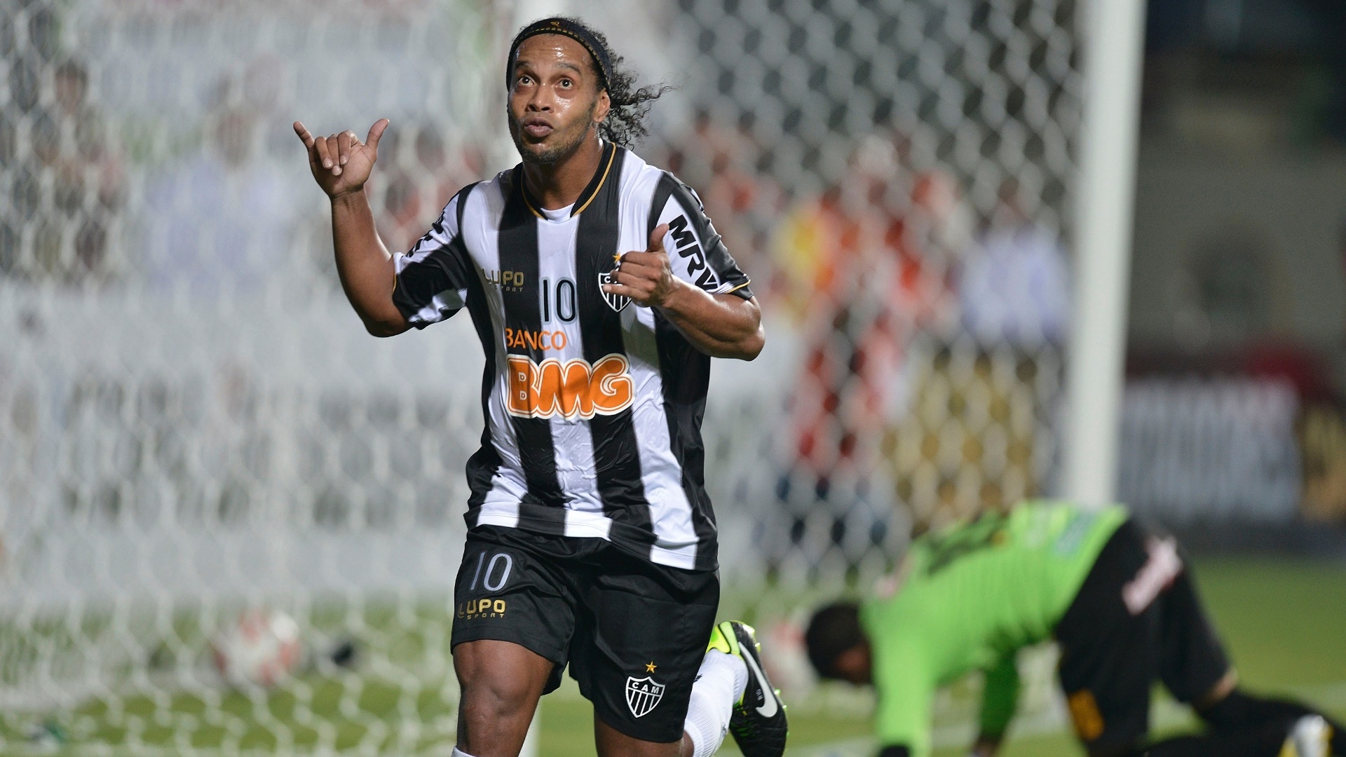 Ronaldinho celebrates goal for Clube Atlético Mineiro HD Wallpaper