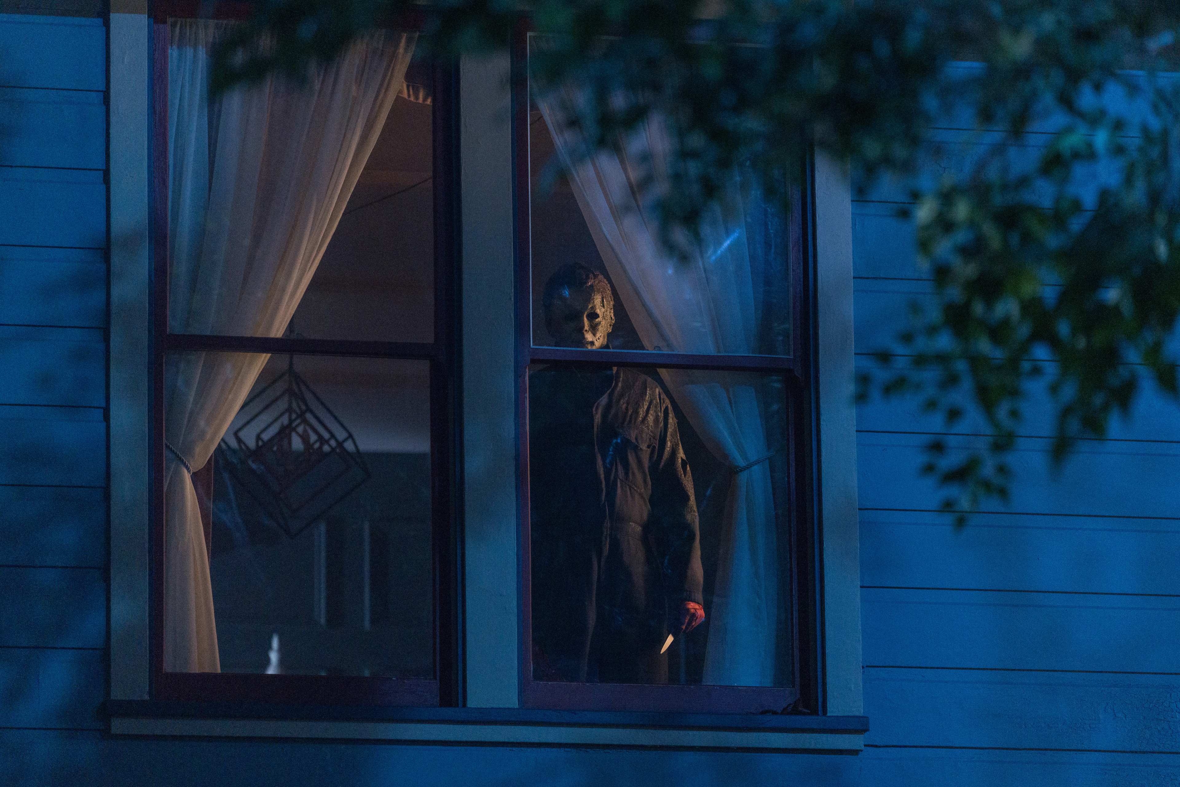 Michael Myers holding knife in Halloween Kills window HD Wallpaper