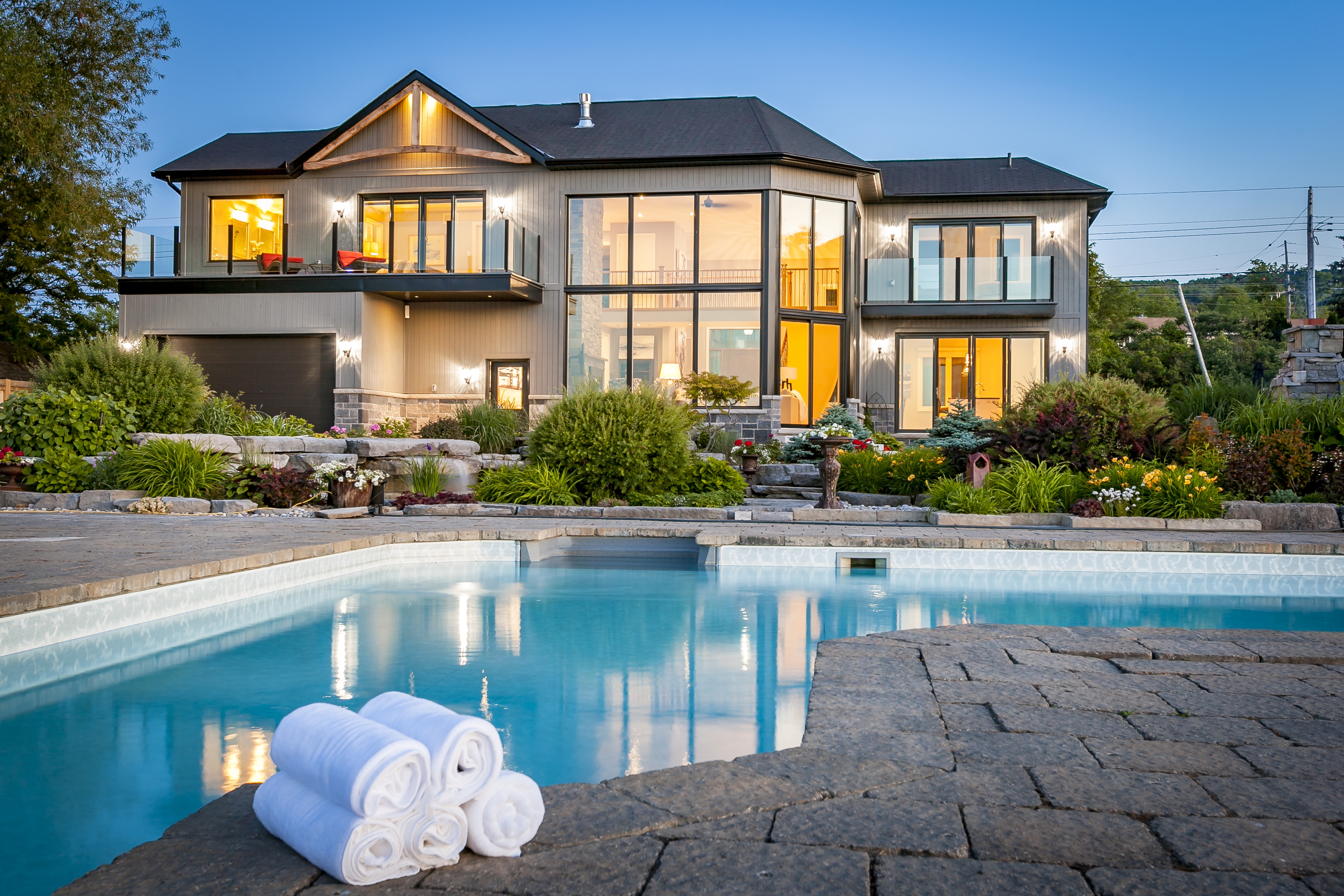 Luxurious Villa and Pool at Evening HD Wallpaper