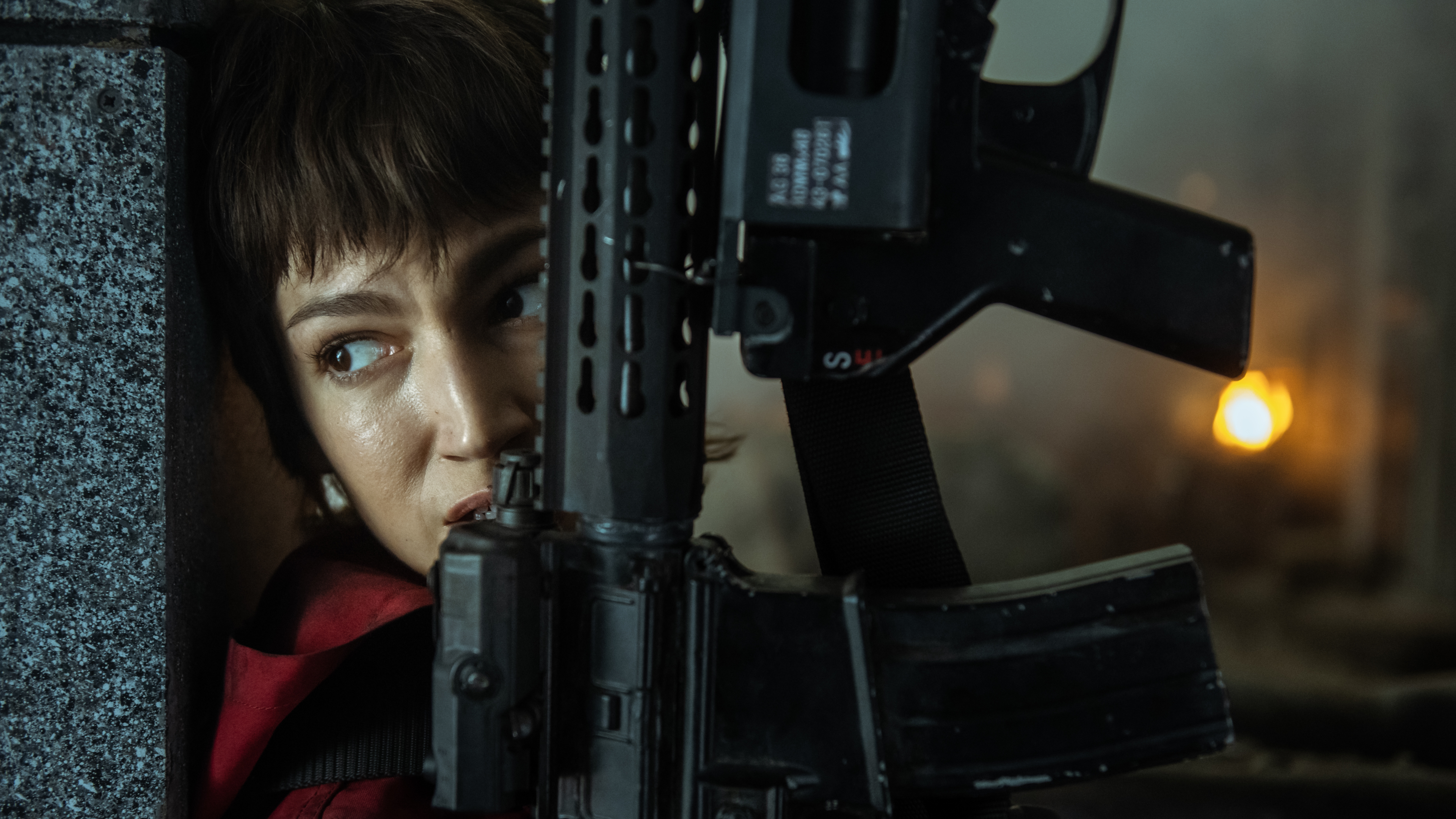 Intense Tokyo with rifle in Money Heist HD Wallpaper