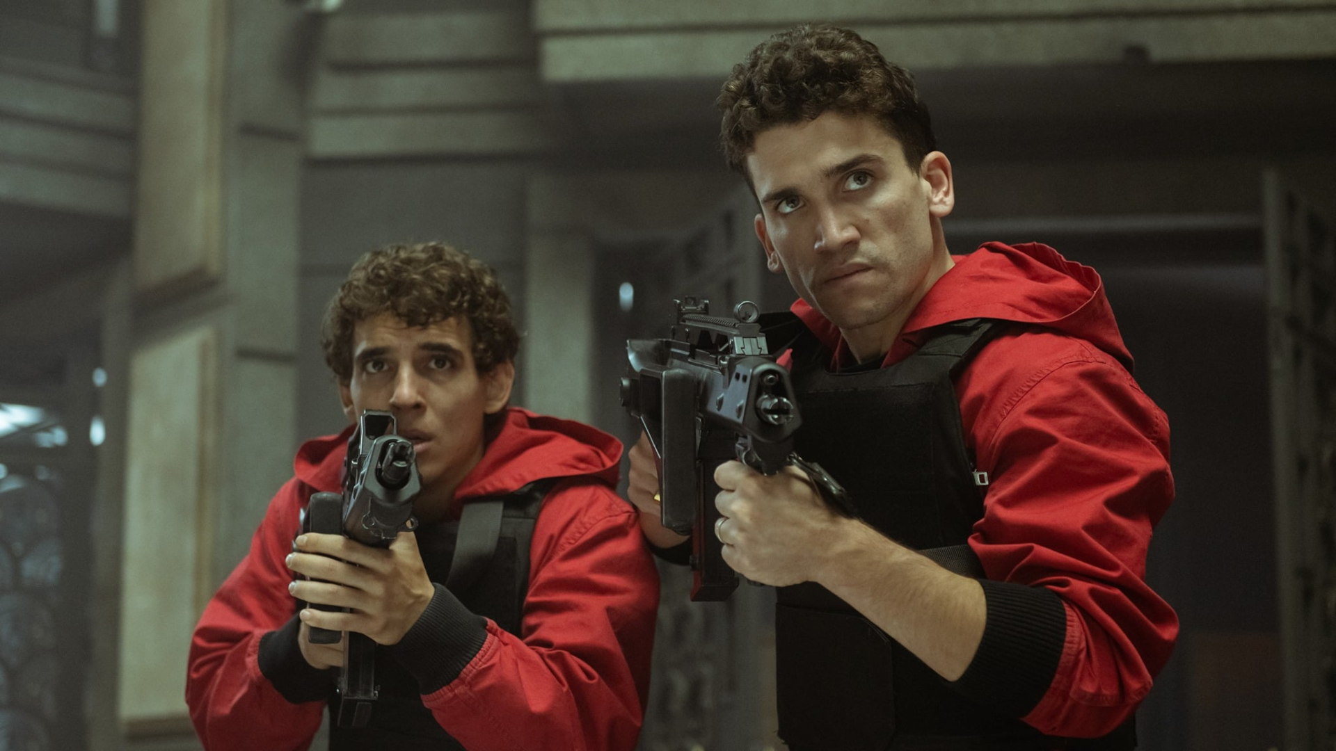Money Heist: Río and Denver holding firearms HD Wallpaper
