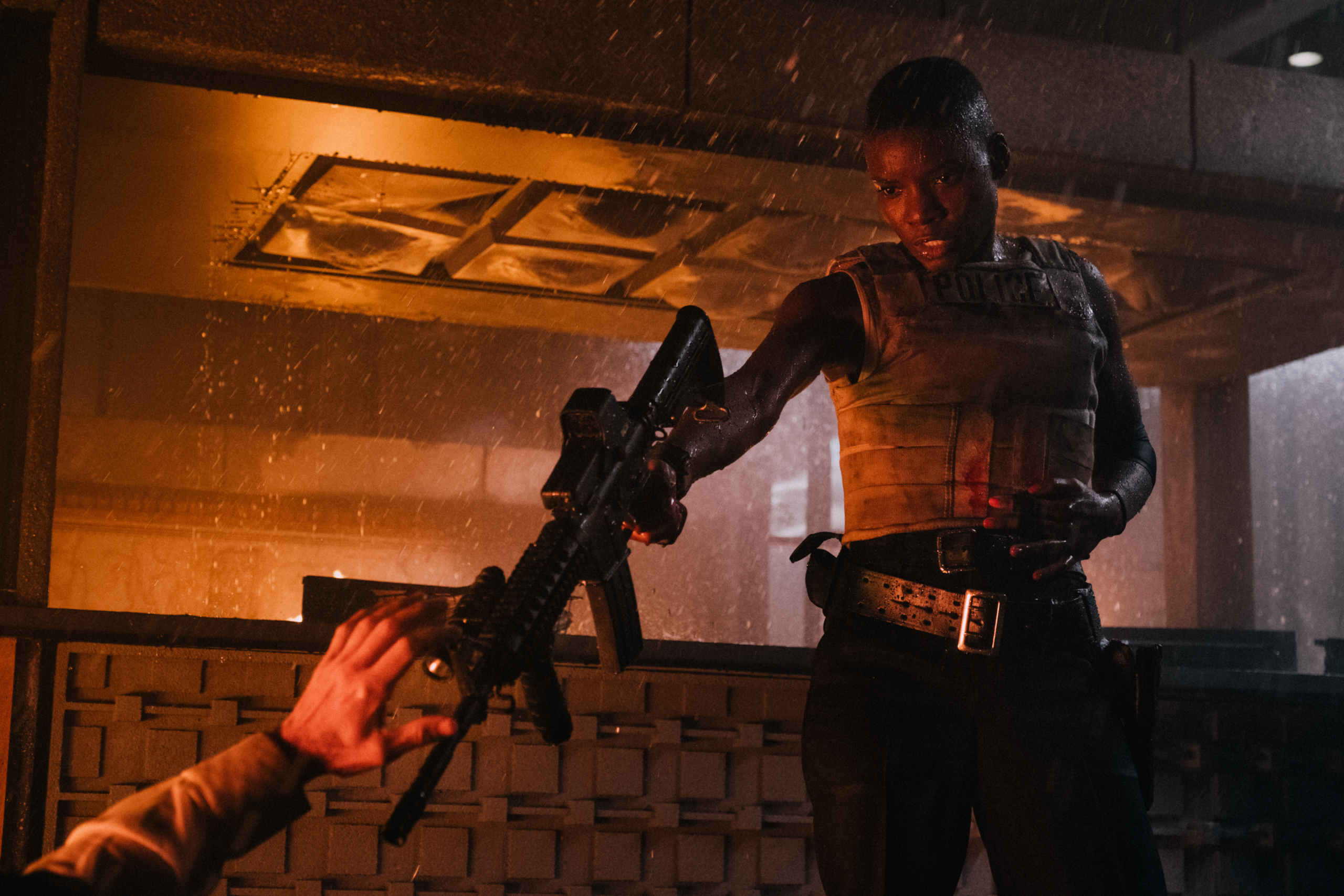 Copshop: Alexis Louder, wounded, offers rifle HD Wallpaper