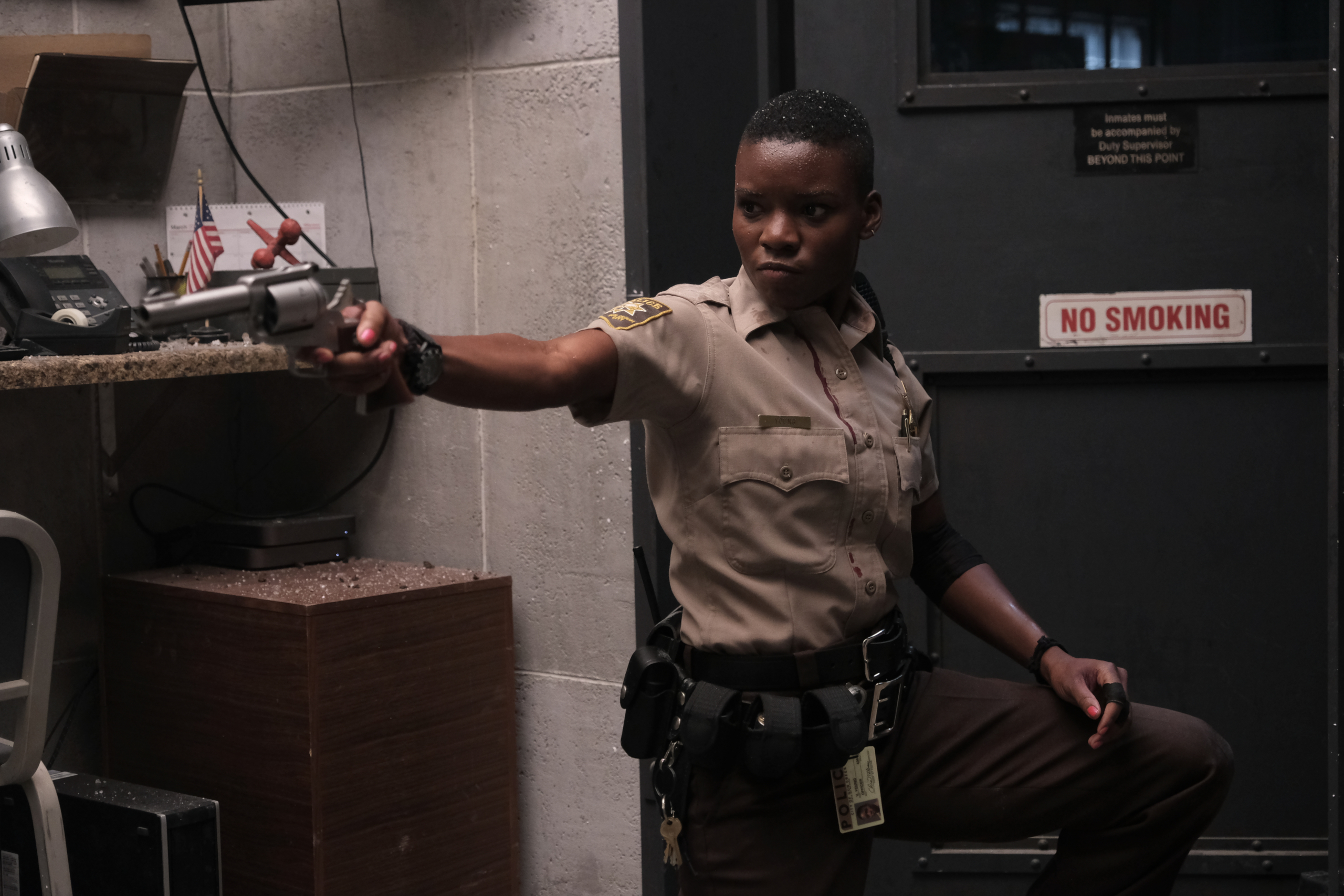 Alexis Louder as a sheriff holding a revolver in Copshop HD Wallpaper