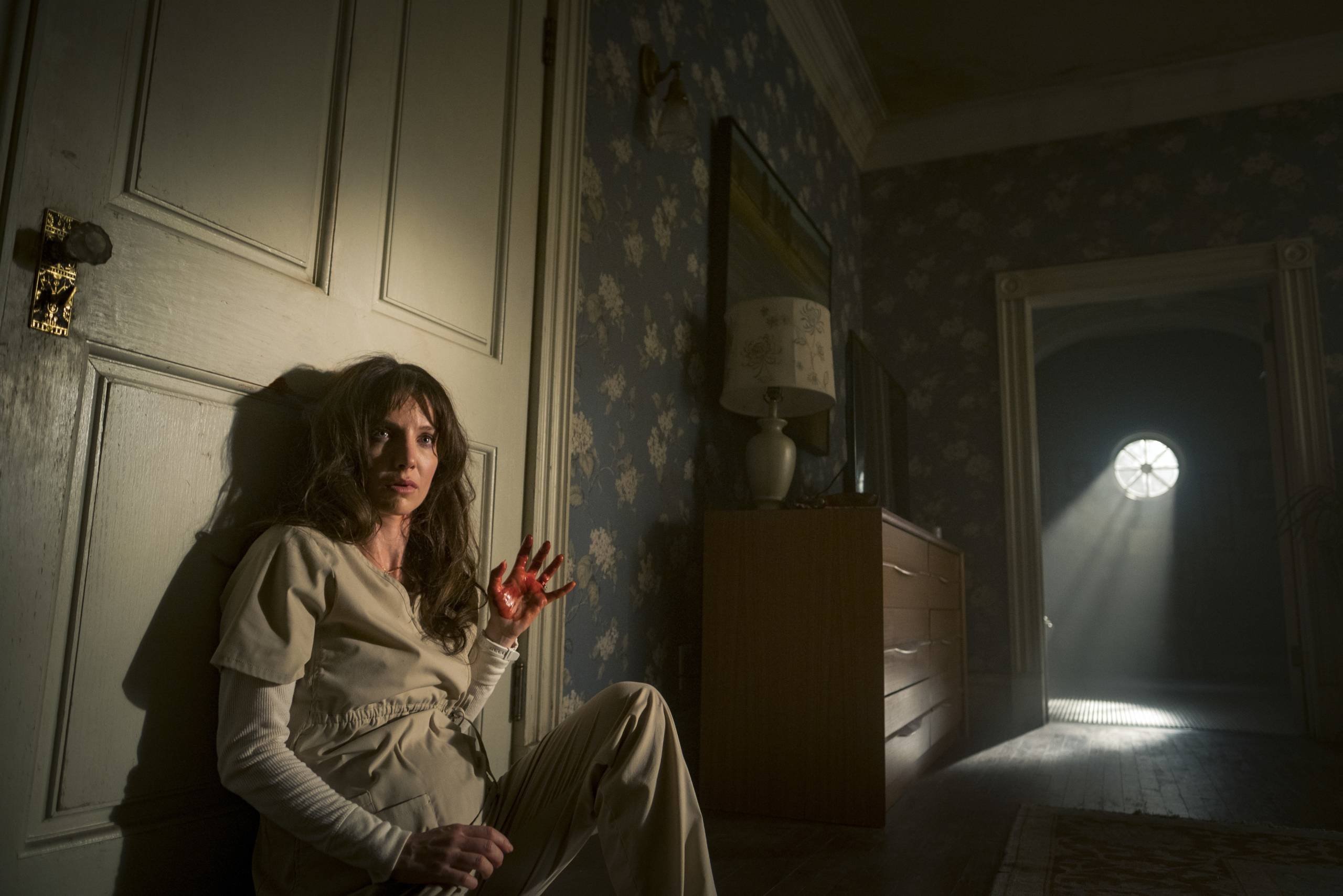 Distressed Annabelle Wallis with bloody hand in Malignant HD Wallpaper