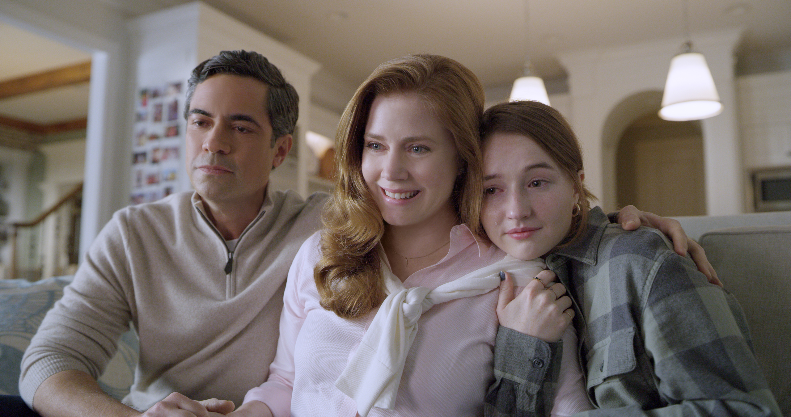 Amy Adams, Kaitlyn Dever, Danny Pino in Dear Evan Hansen HD Wallpaper