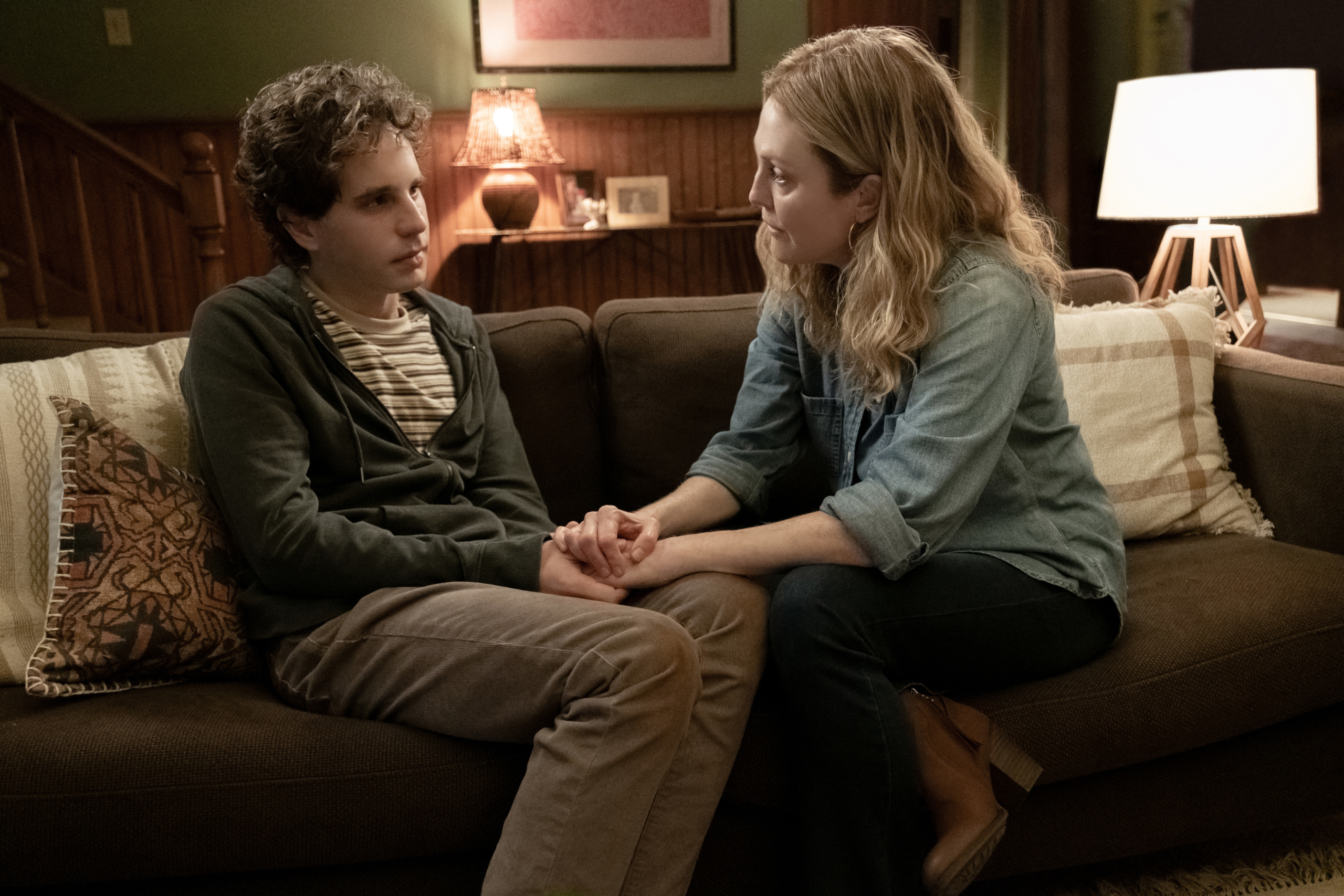 Dear Evan Hansen: Ben Platt and Julianne Moore holding hands HD Wallpaper