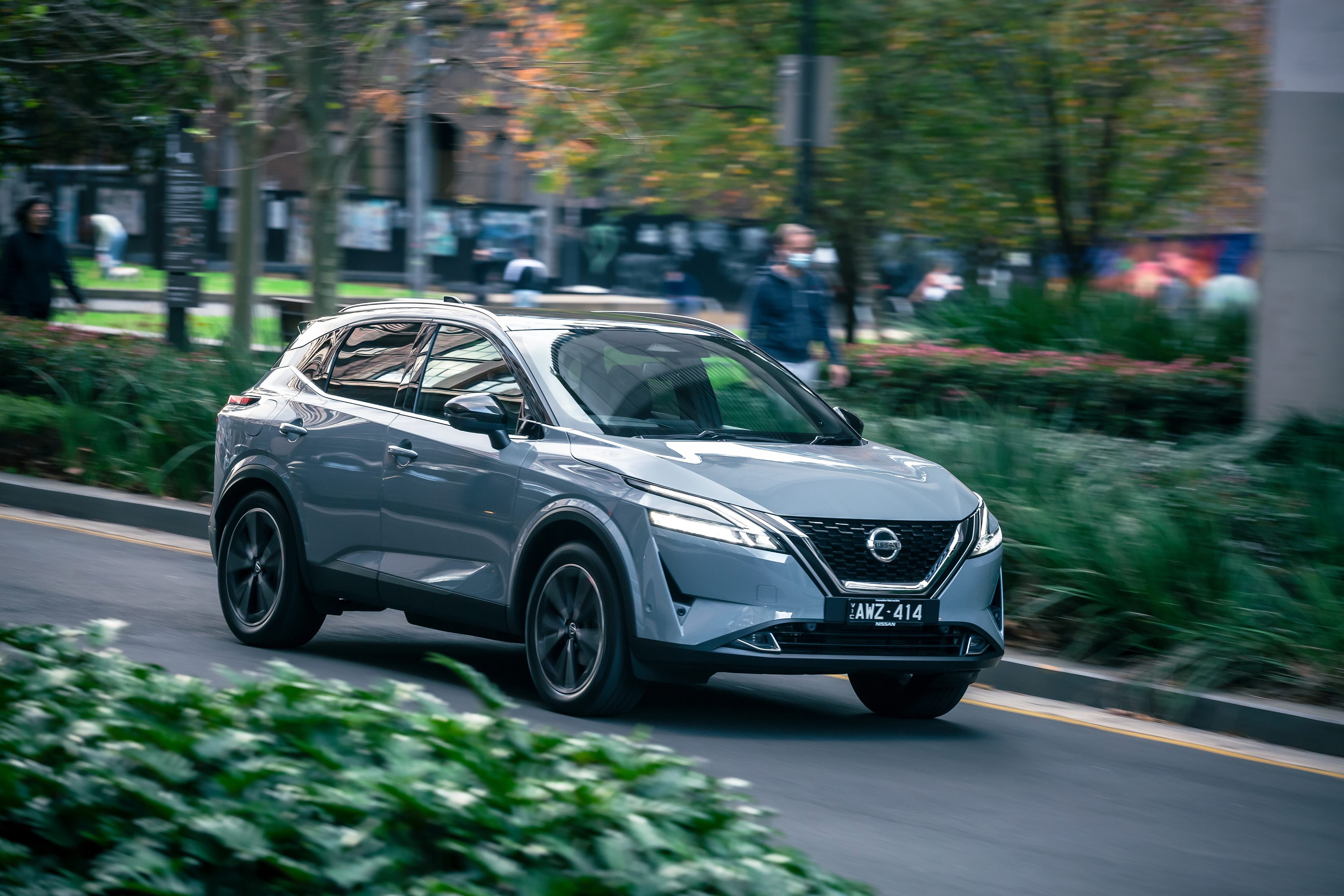 Nissan Qashqai 4K SUV driving through a city HD Wallpaper