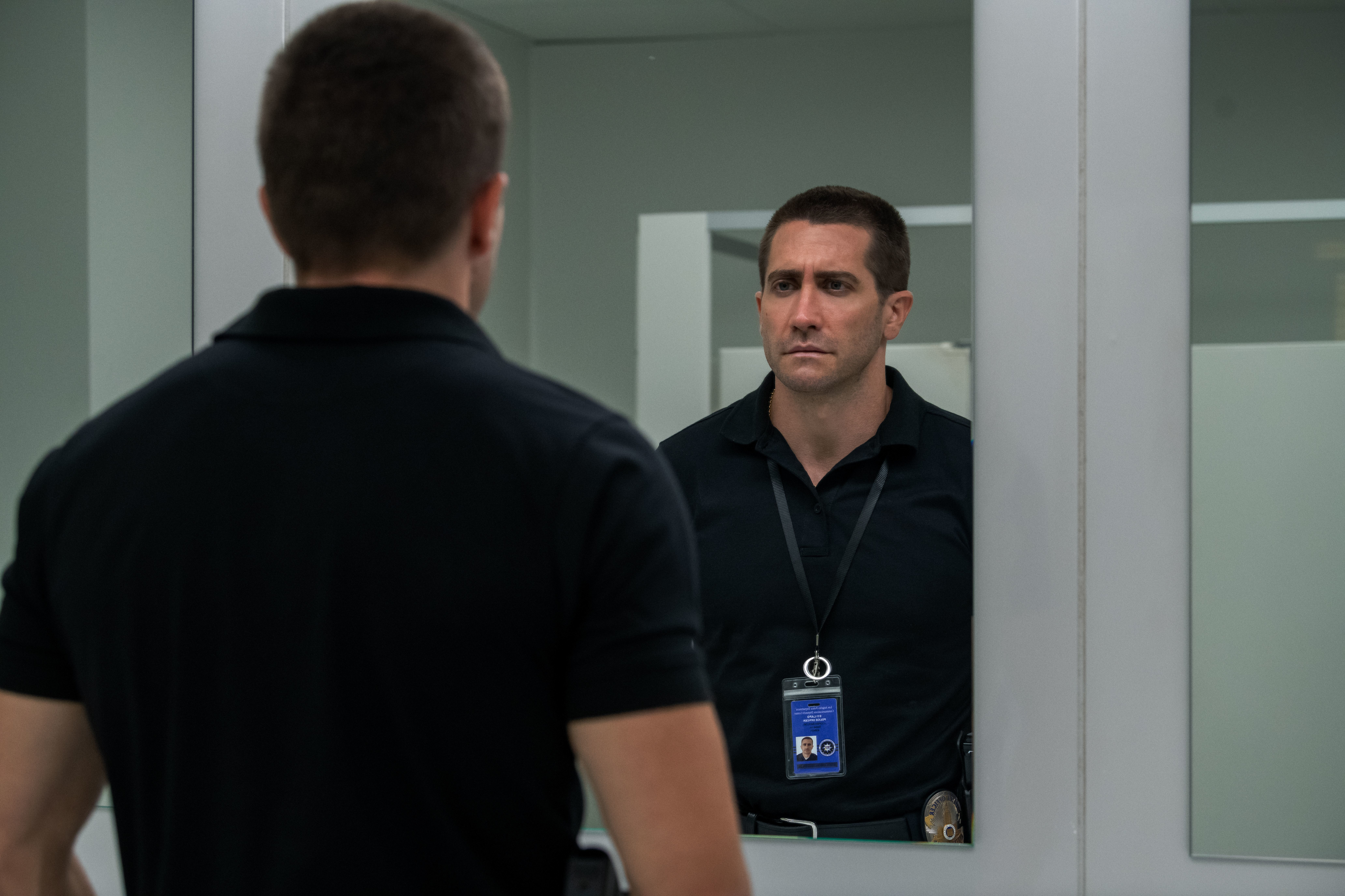 Jake Gyllenhaal reflects in mirror in The Guilty (2021) HD Wallpaper