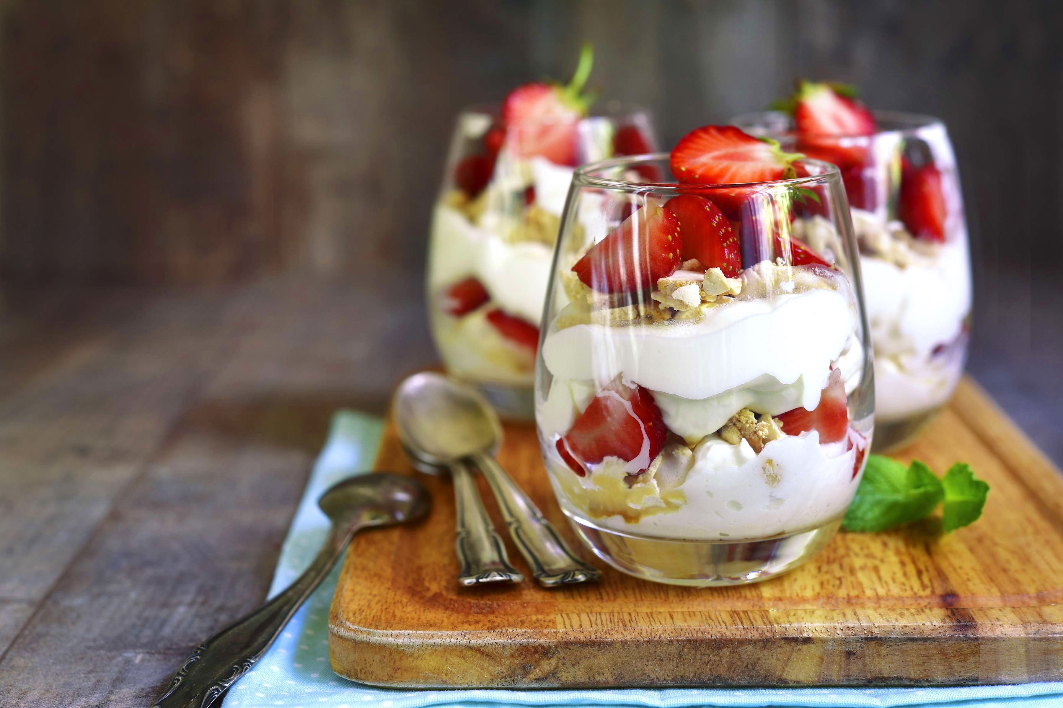 Strawberry parfait with cream and granola HD Wallpaper