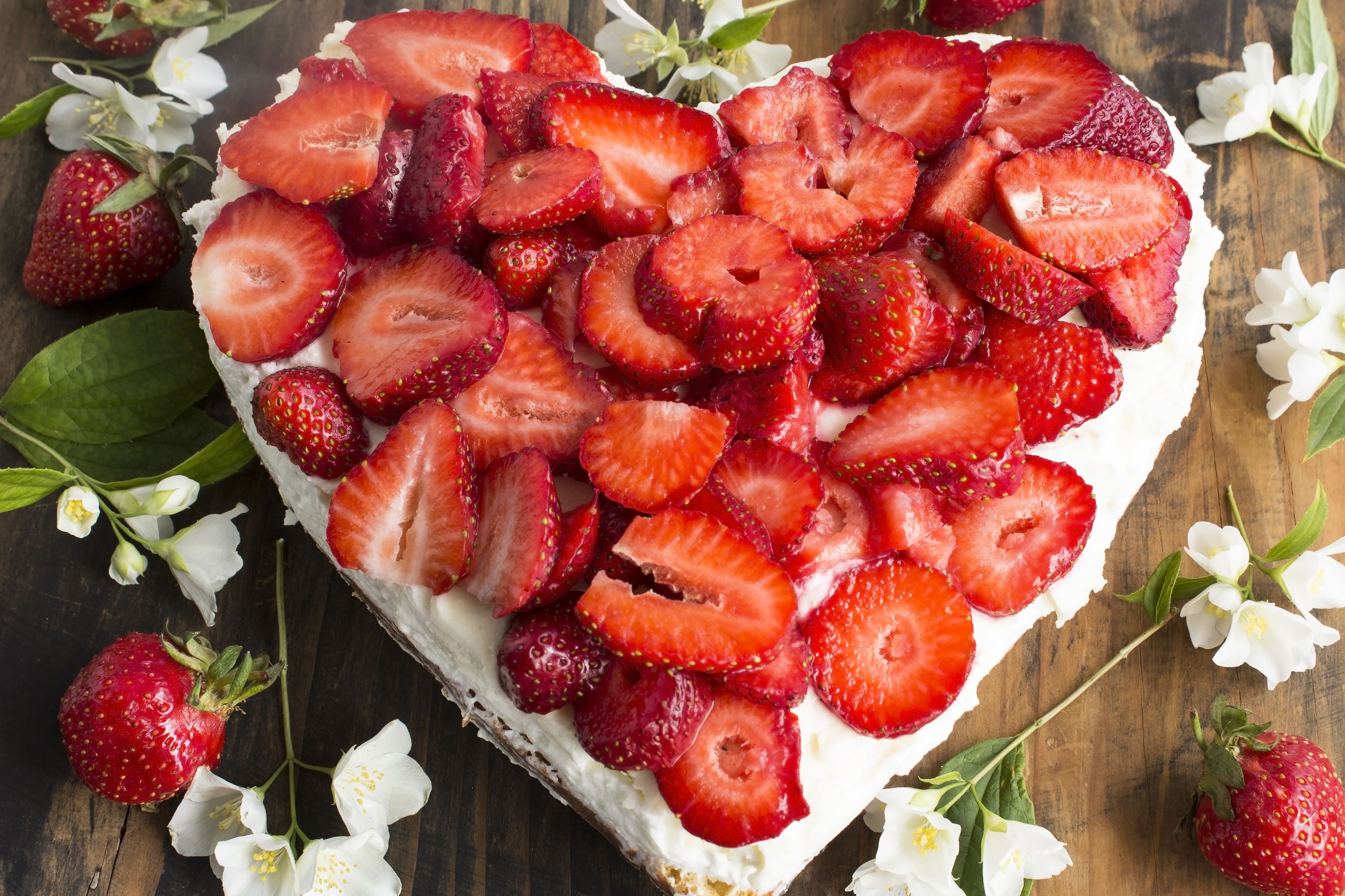Heart-shaped Strawberry Cake HD Wallpaper
