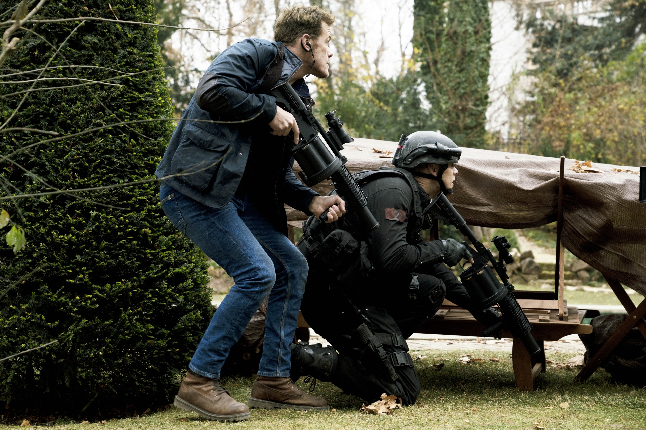 Sam Heughan and operative with rifles in SAS: Red Notice HD Wallpaper