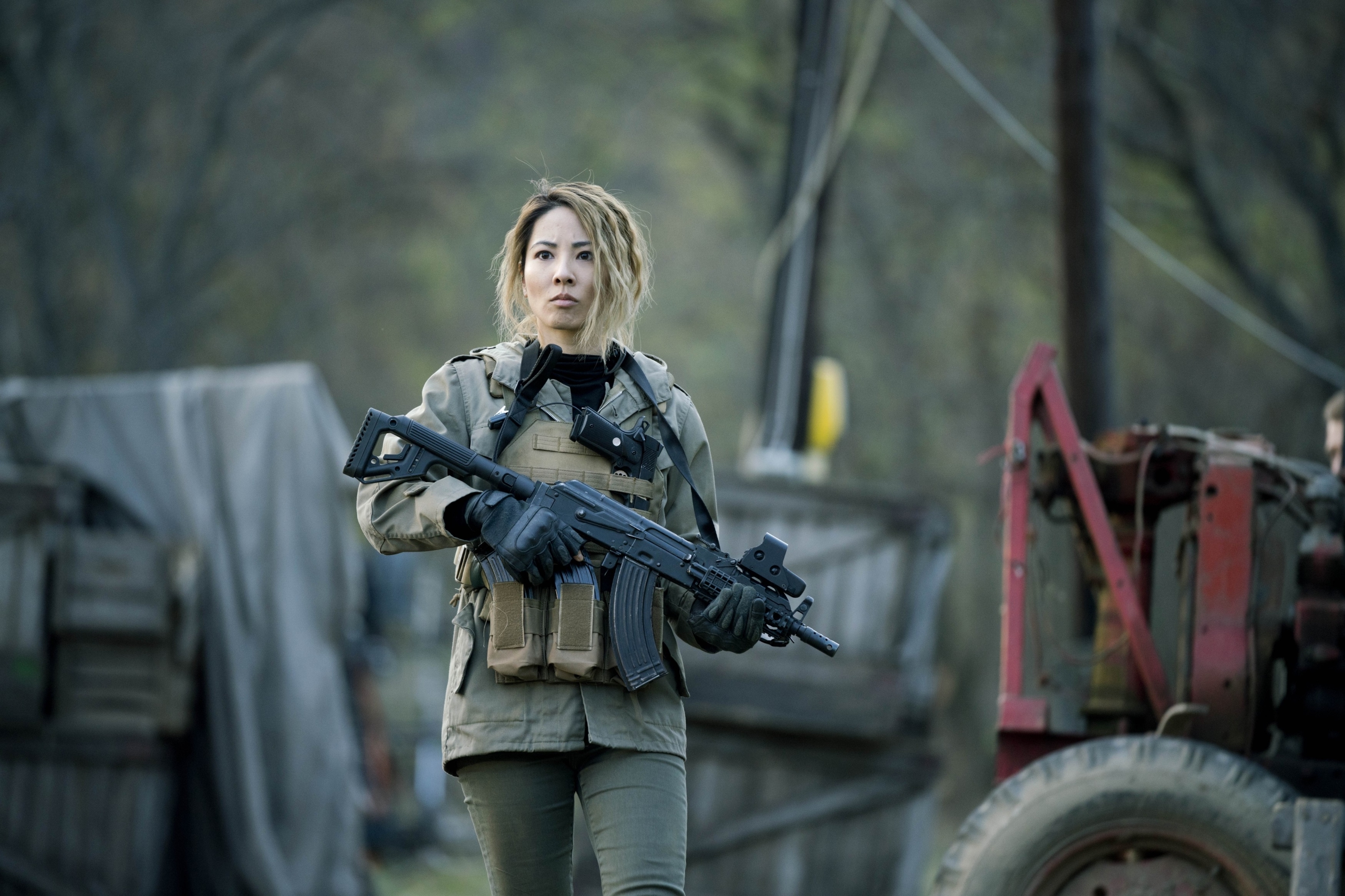 Jing Lusi holding a rifle in SAS: Red Notice HD Wallpaper
