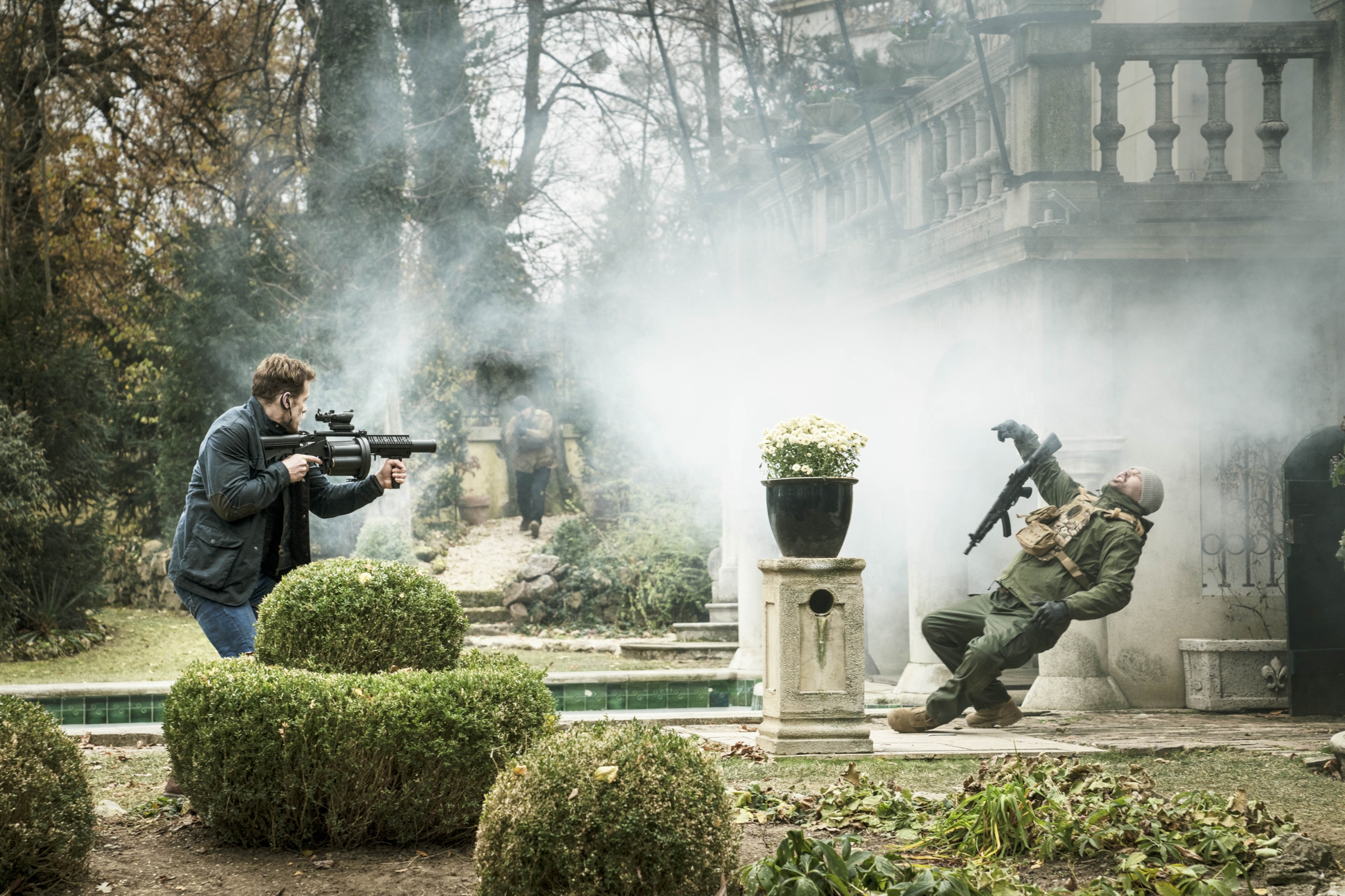 Sam Heughan battles enemies in SAS: Red Notice HD Wallpaper