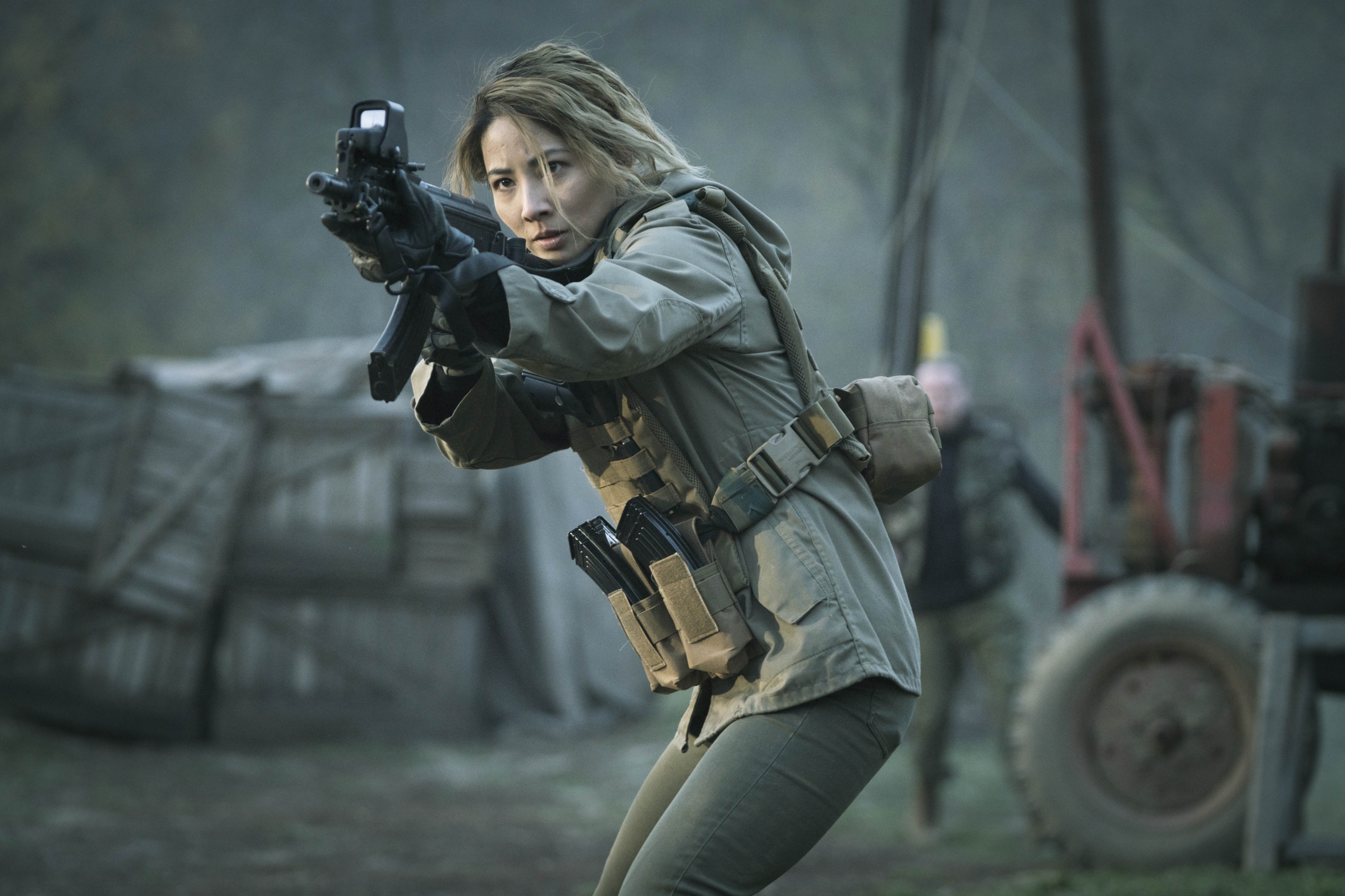 Jing Lusi in SAS: Red Notice aiming rifle HD Wallpaper