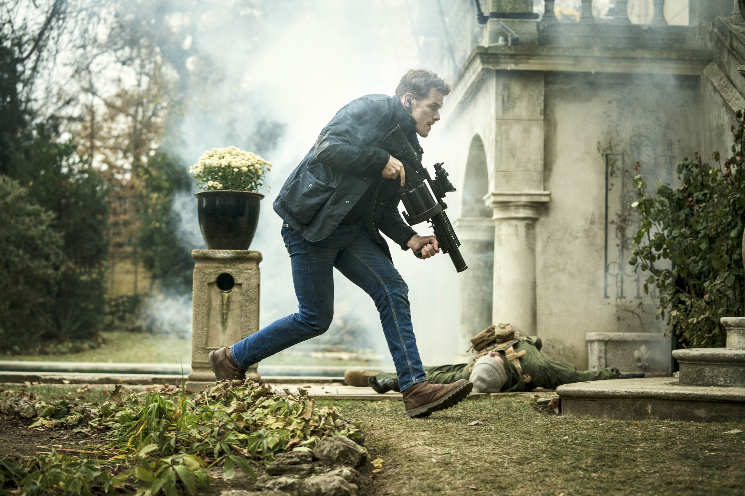 Sam Heughan running with a gun in SAS: Red Notice HD Wallpaper