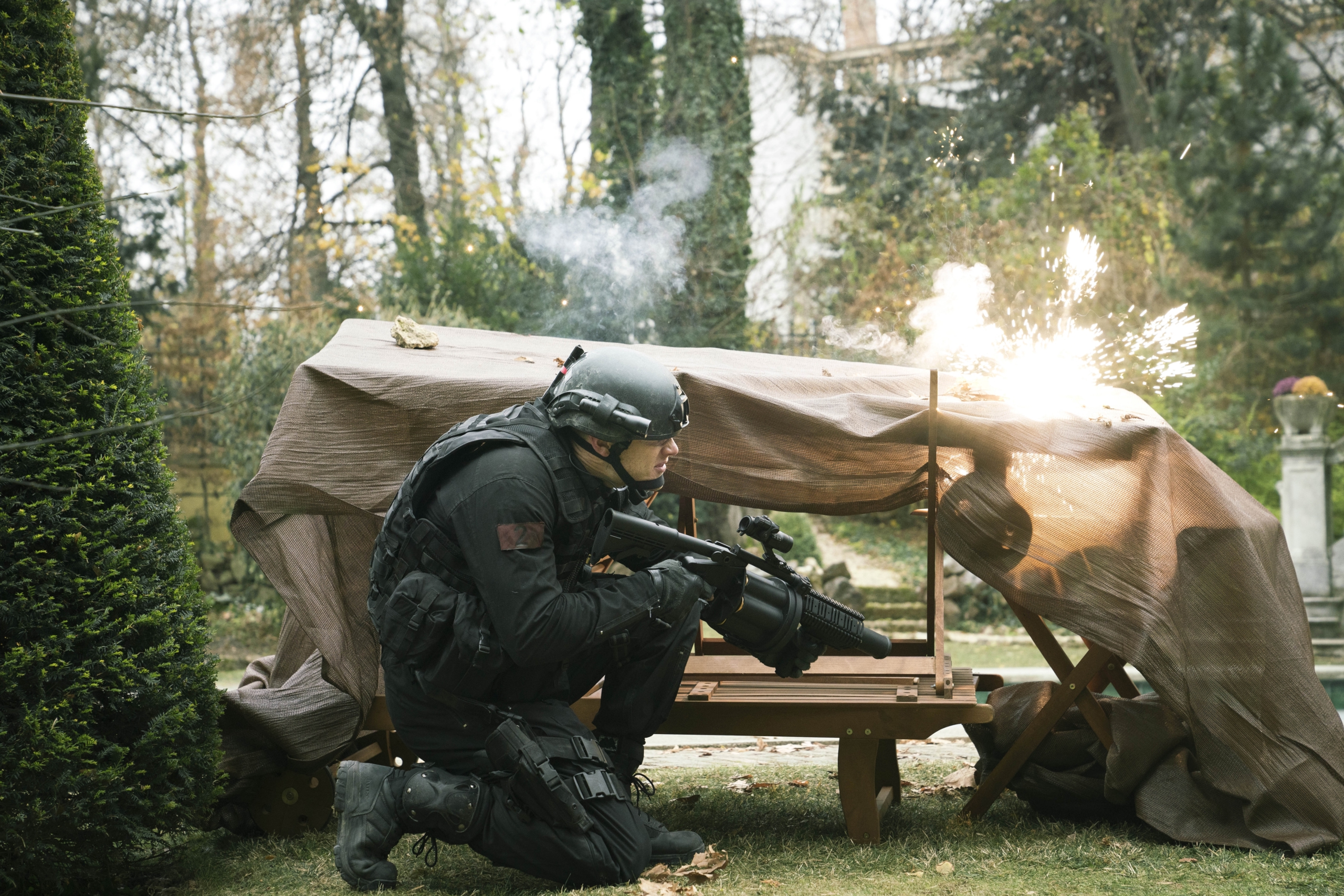 Tom Hopper in SAS: Red Notice combat scene HD Wallpaper