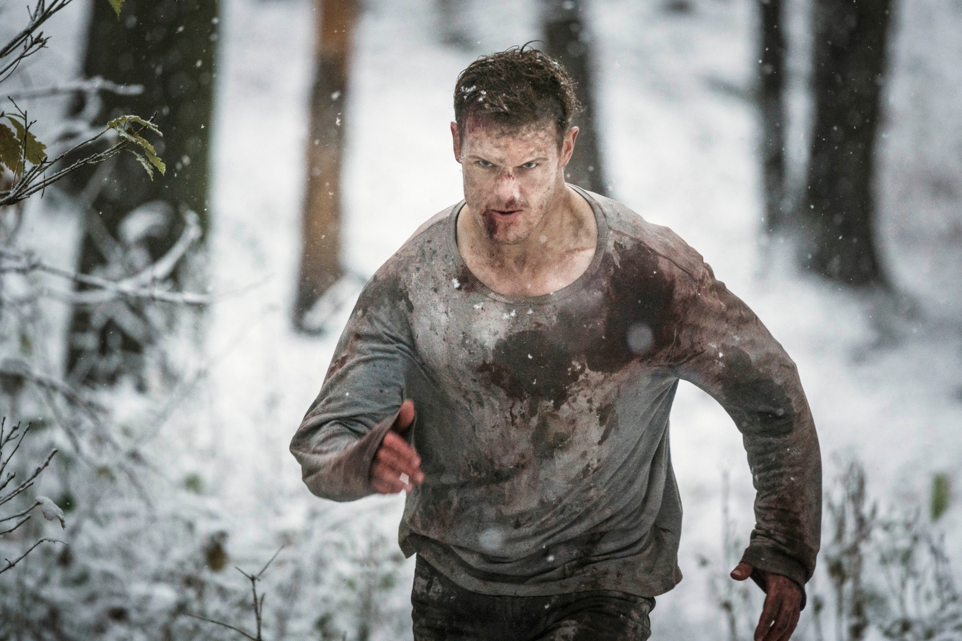 Sam Heughan running in snow from SAS: Red Notice HD Wallpaper