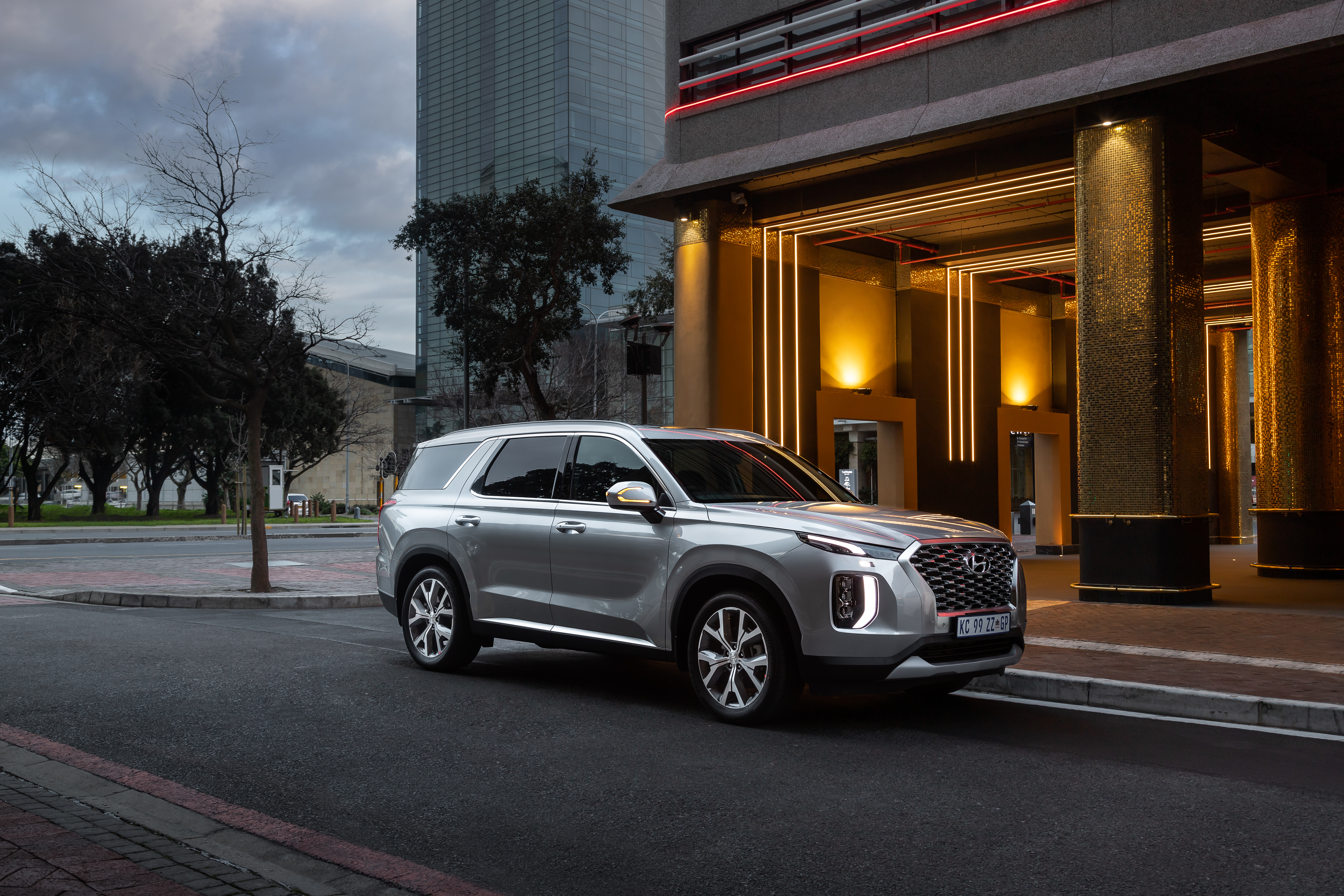 Hyundai Palisade SUV parked by modern building HD Wallpaper