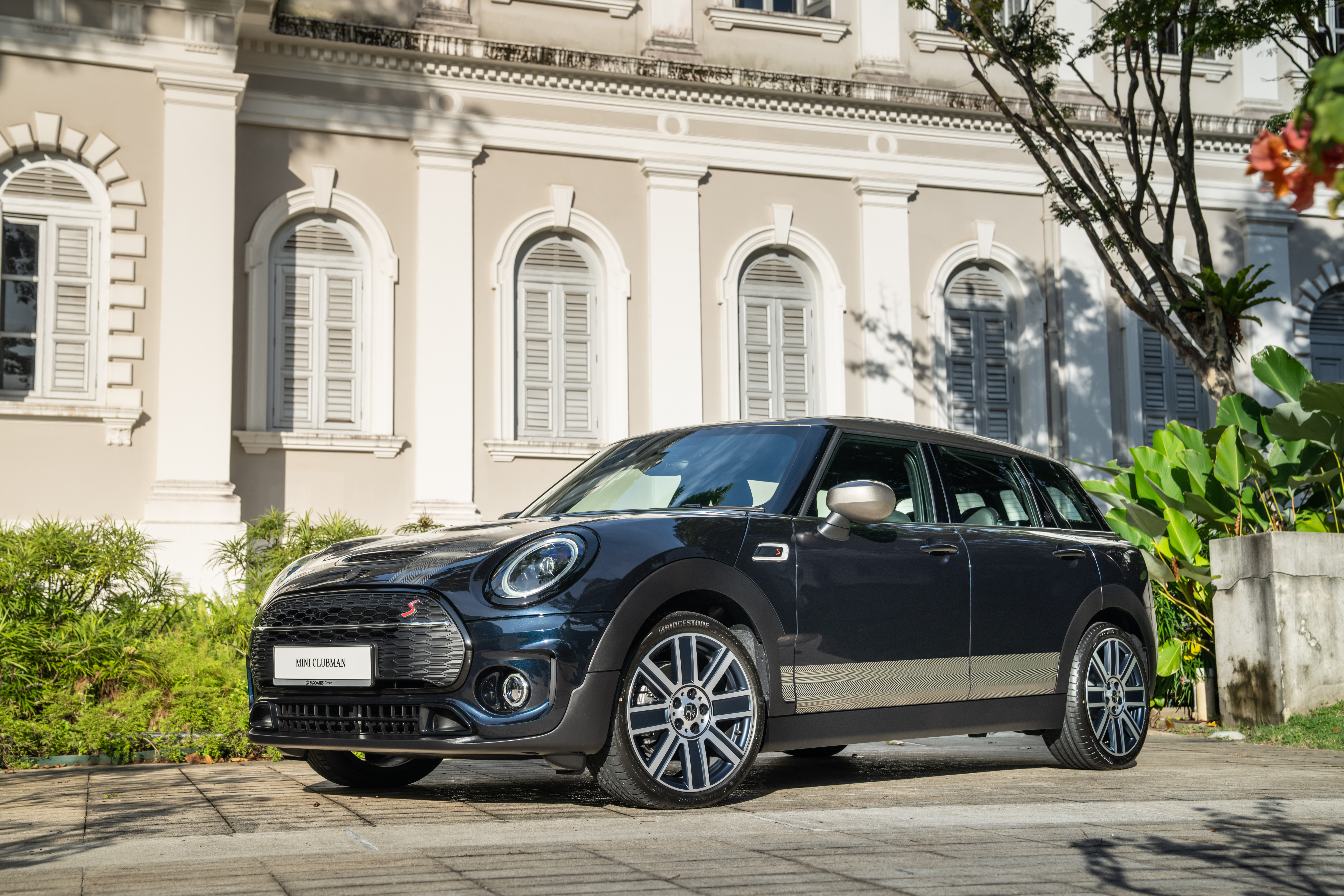 MINI Cooper S Clubman Jermyn Edition parked by a building HD Wallpaper