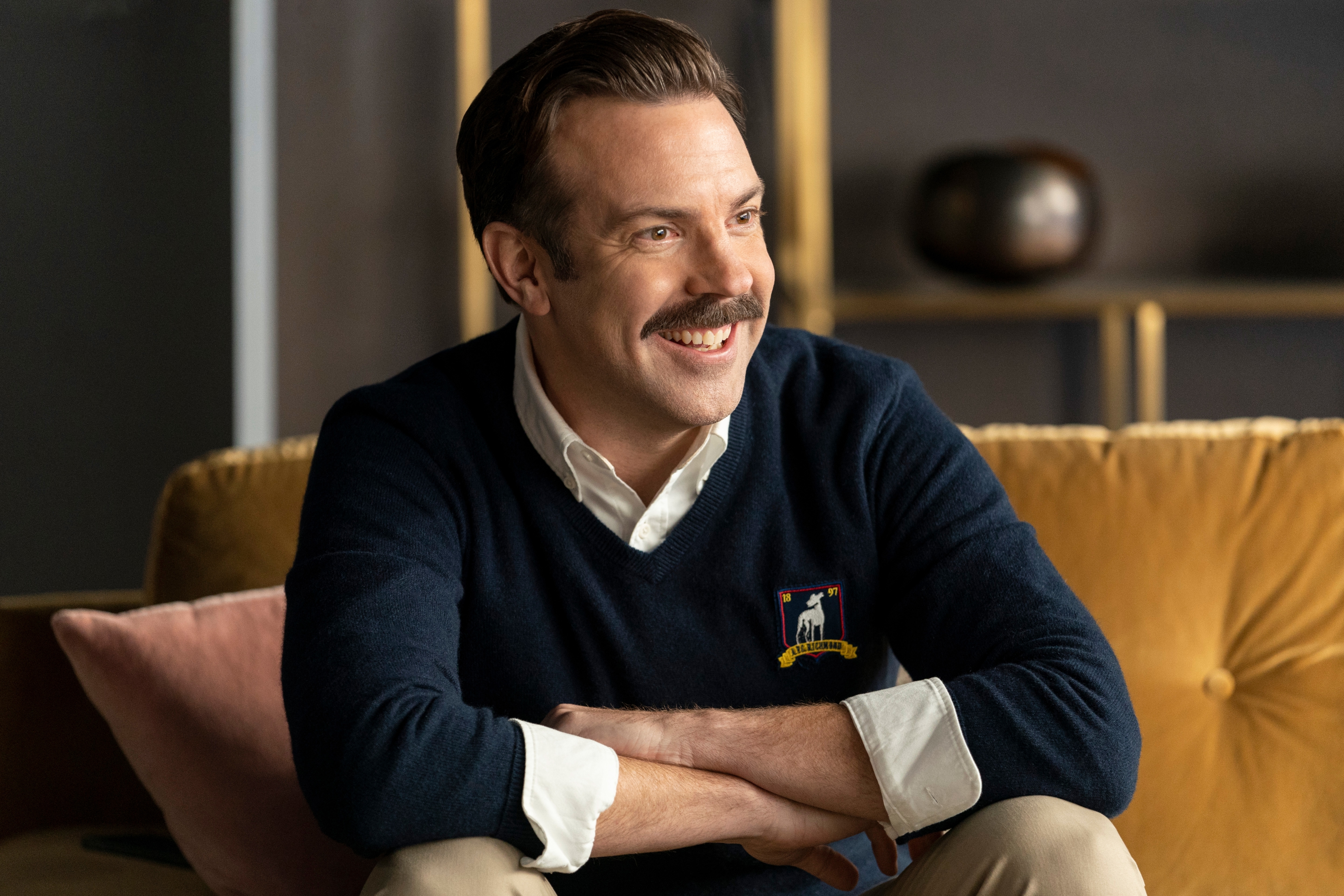 Jason Sudeikis smiling in a navy blue sweater HD Wallpaper