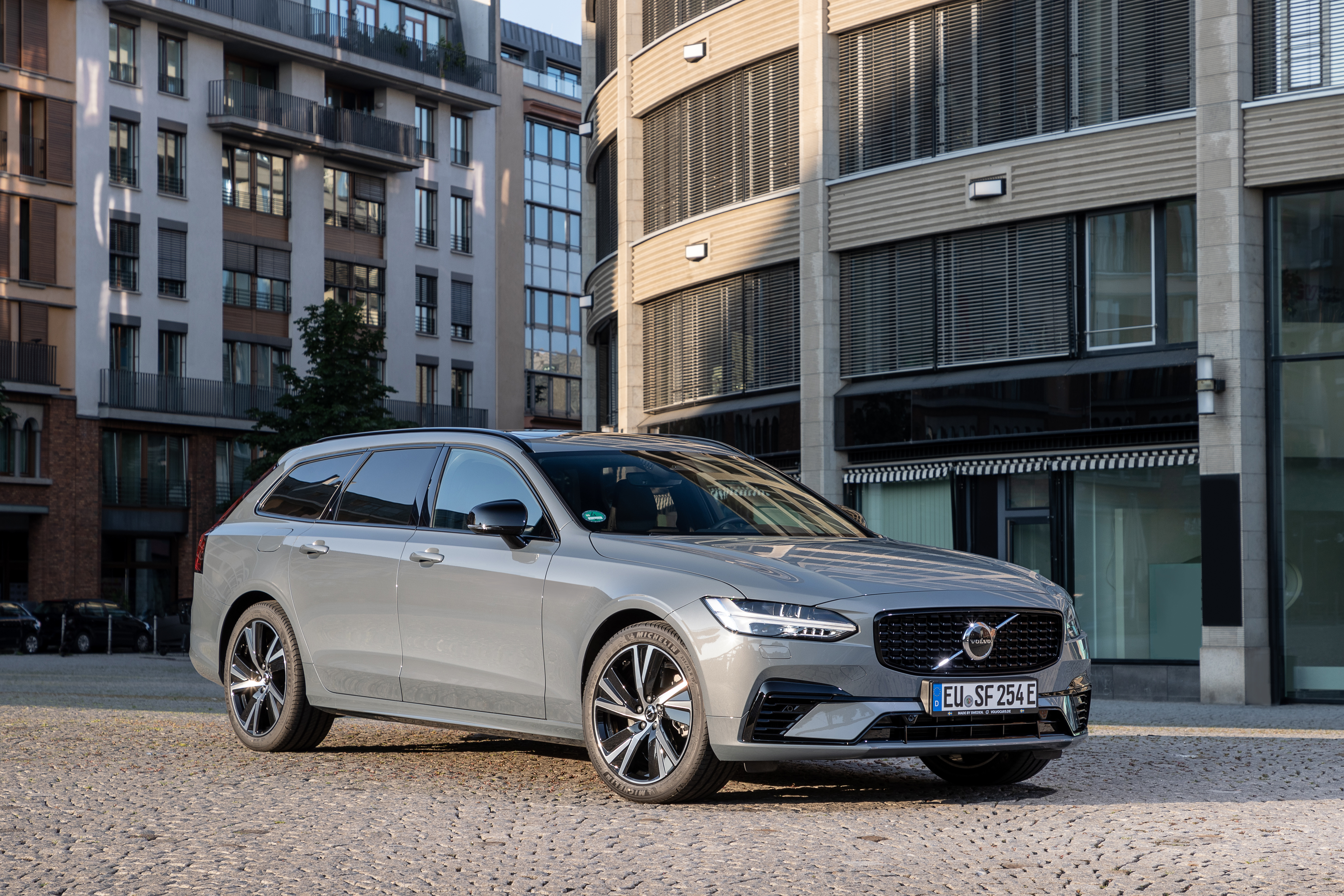 Volvo V90 T6 AWD Recharge R-Design luxury car HD Wallpaper