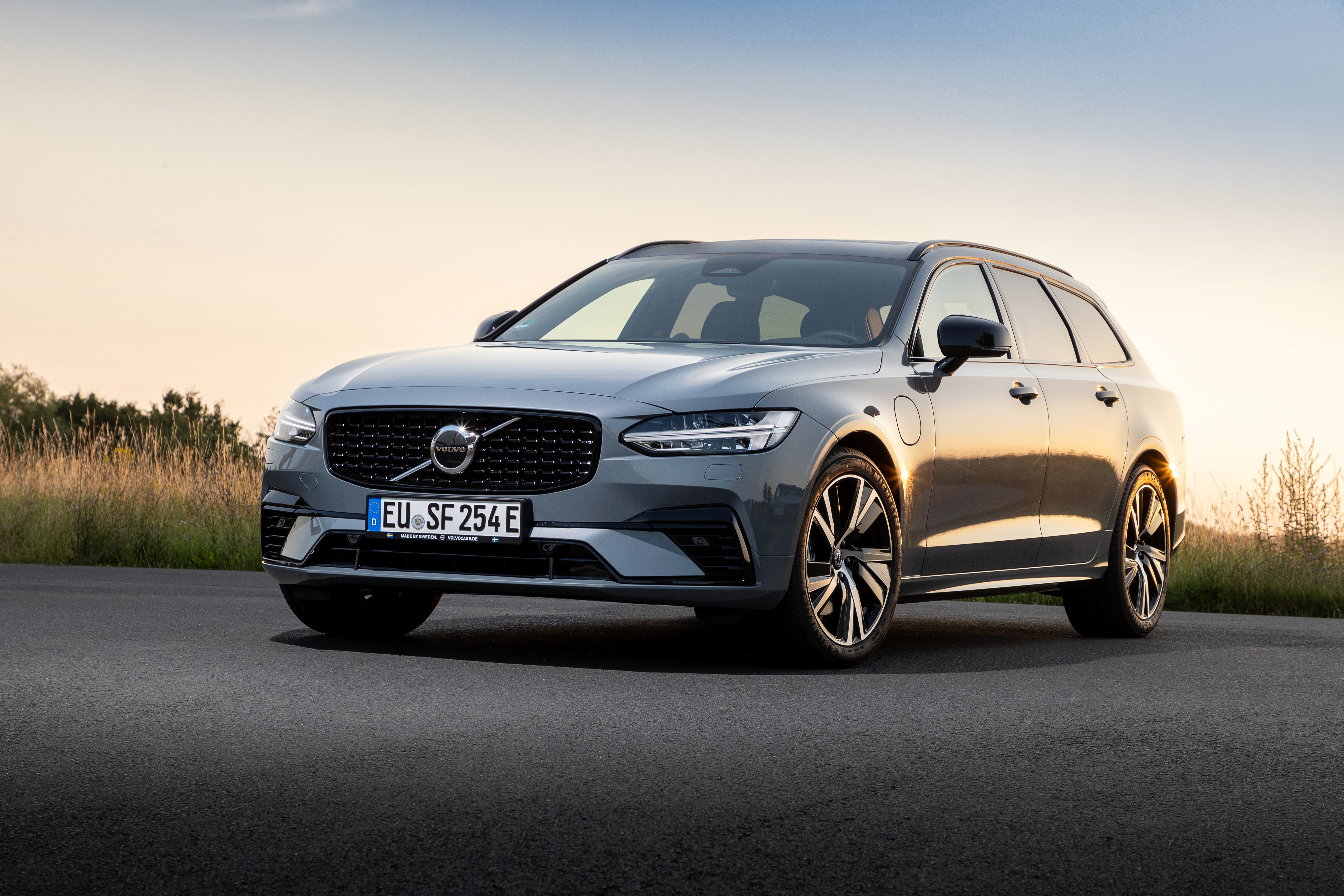 Volvo V90 T6 AWD Luxury Car at Sunset 4K HD Wallpaper
