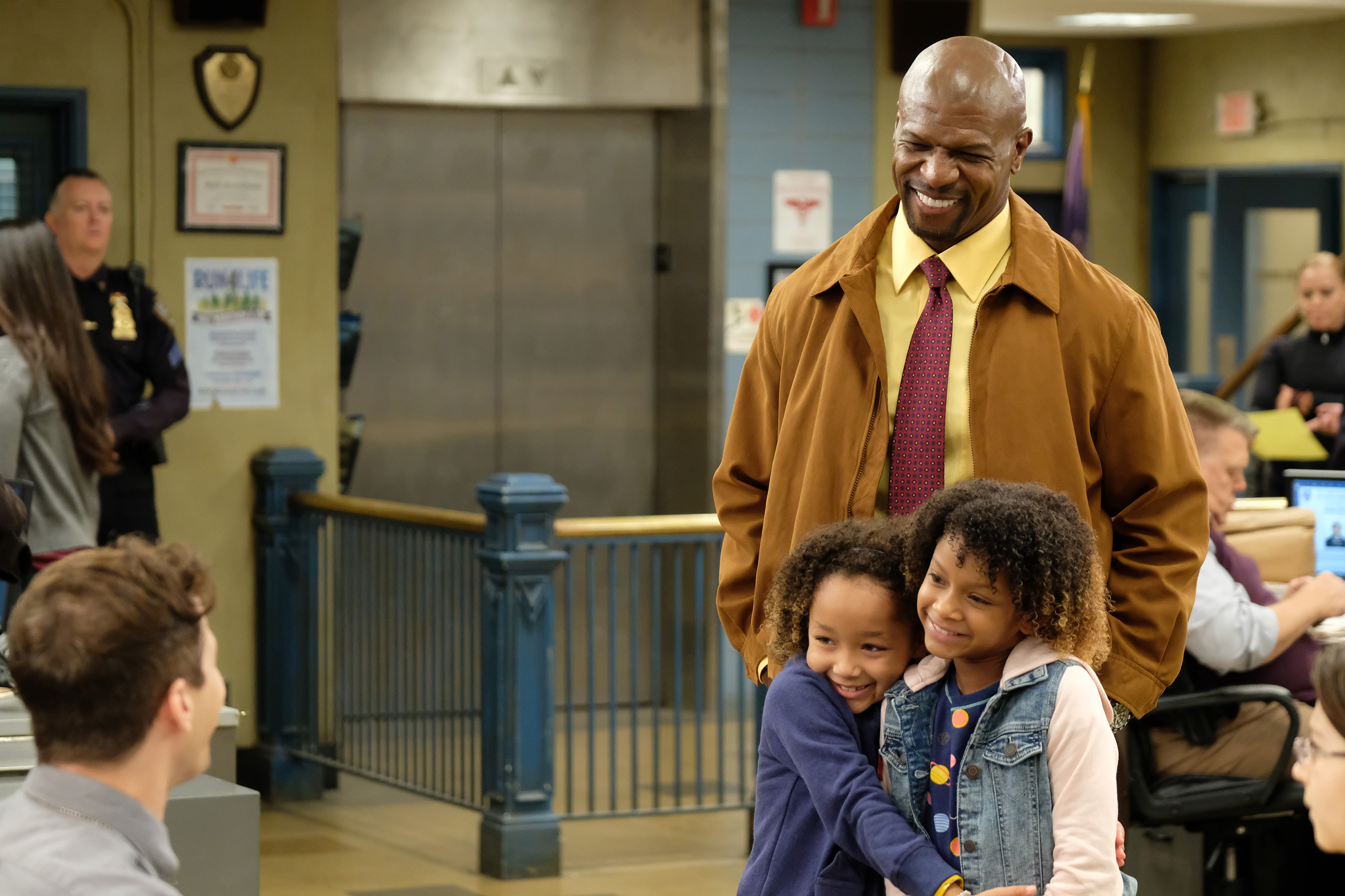 Terry Crews with two girls in Brooklyn Nine-Nine HD Wallpaper