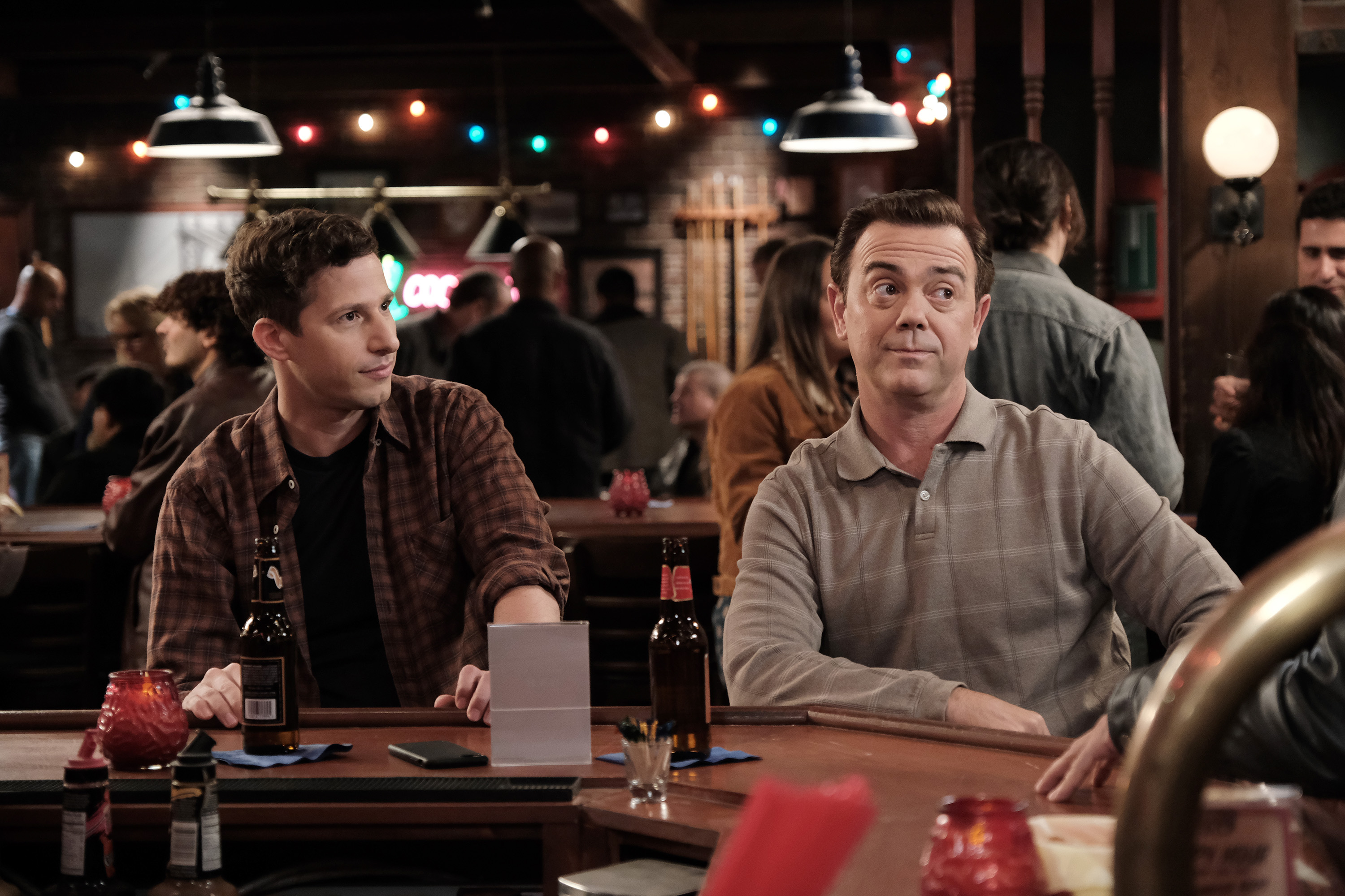 Brooklyn Nine-Nine: Andy Samberg and Joe Lo Truglio at the bar HD Wallpaper