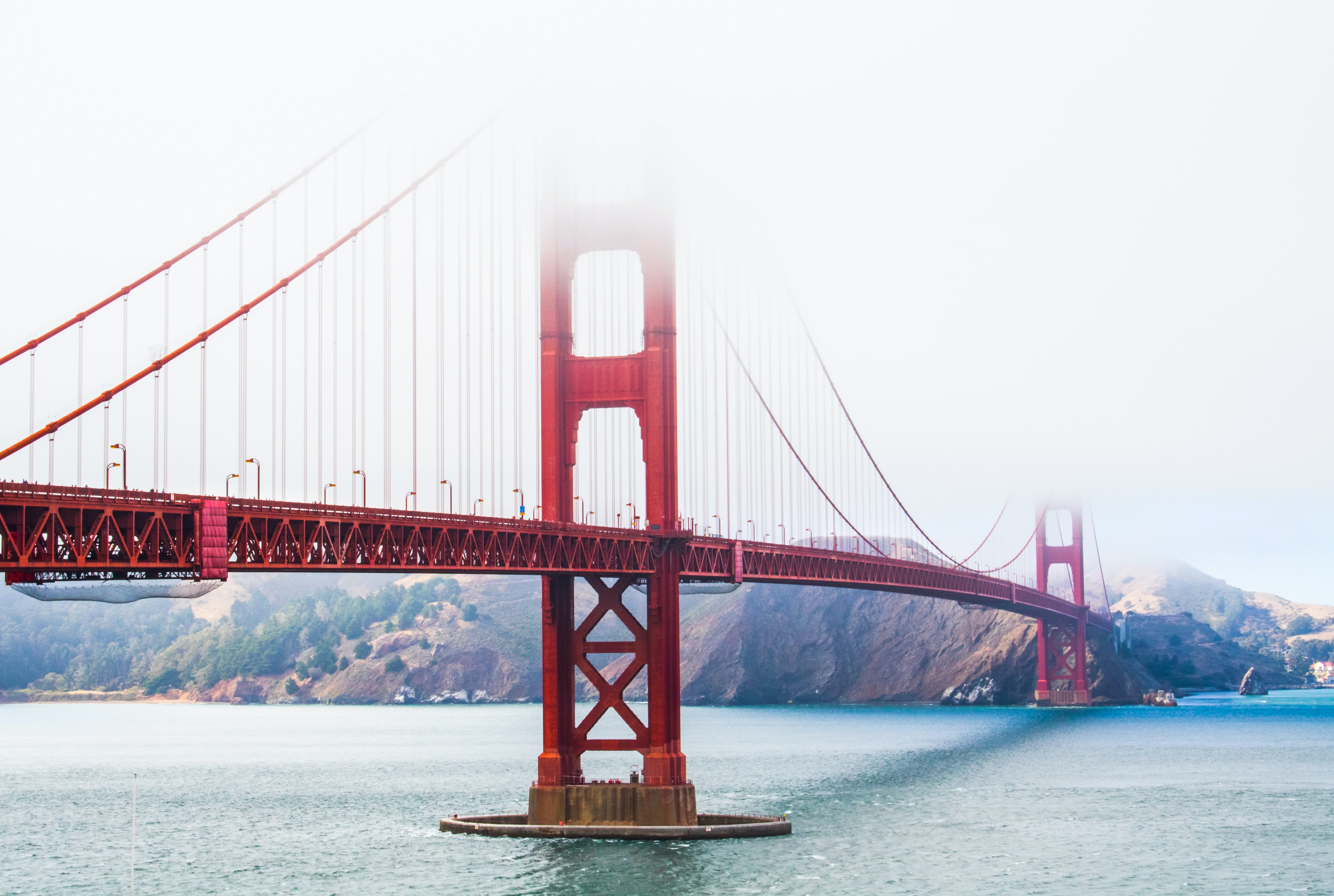 Golden Gate Bridge in San Francisco fog HD Wallpaper