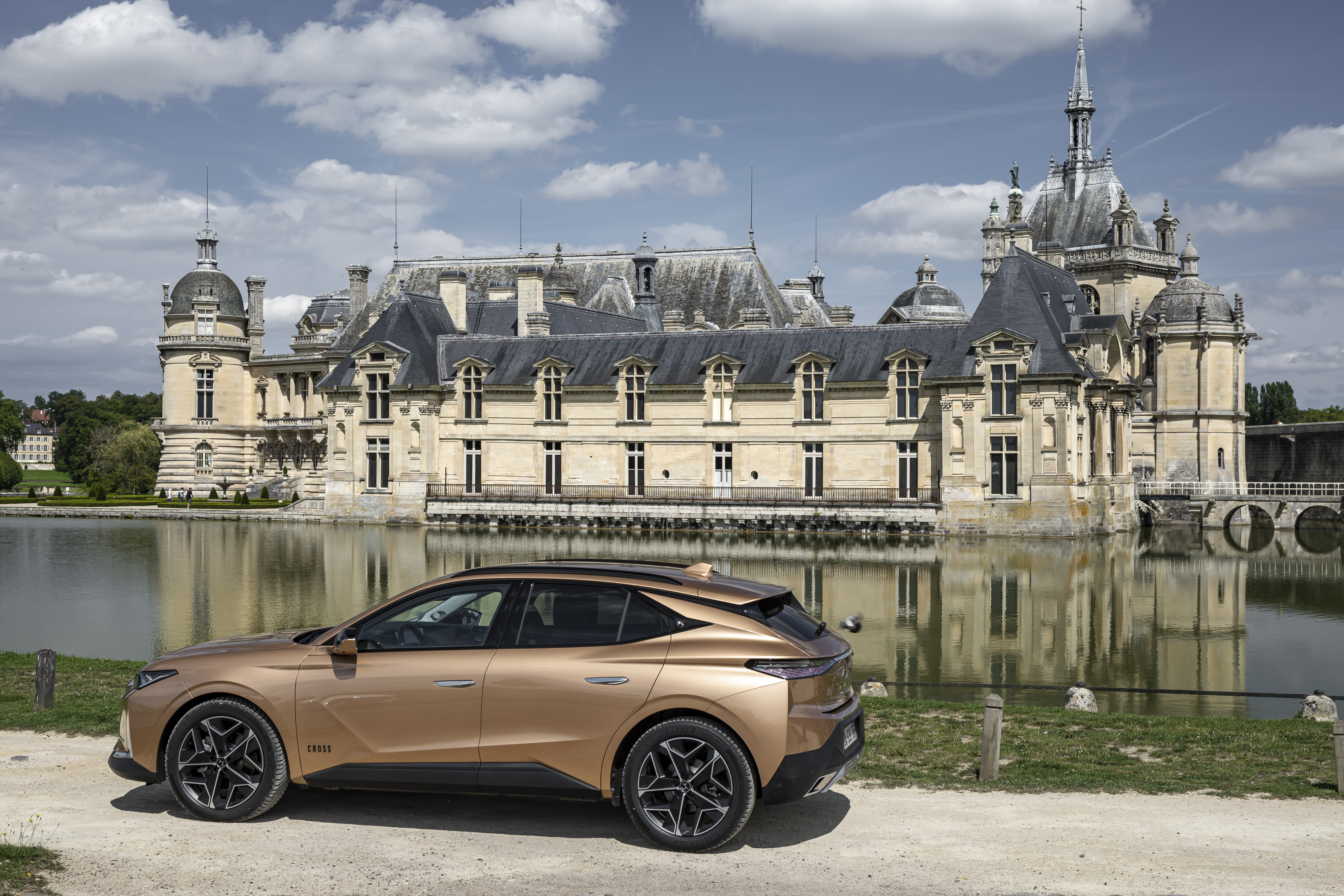 Bronze DS 4 Cross SUV by a grand French château HD Wallpaper