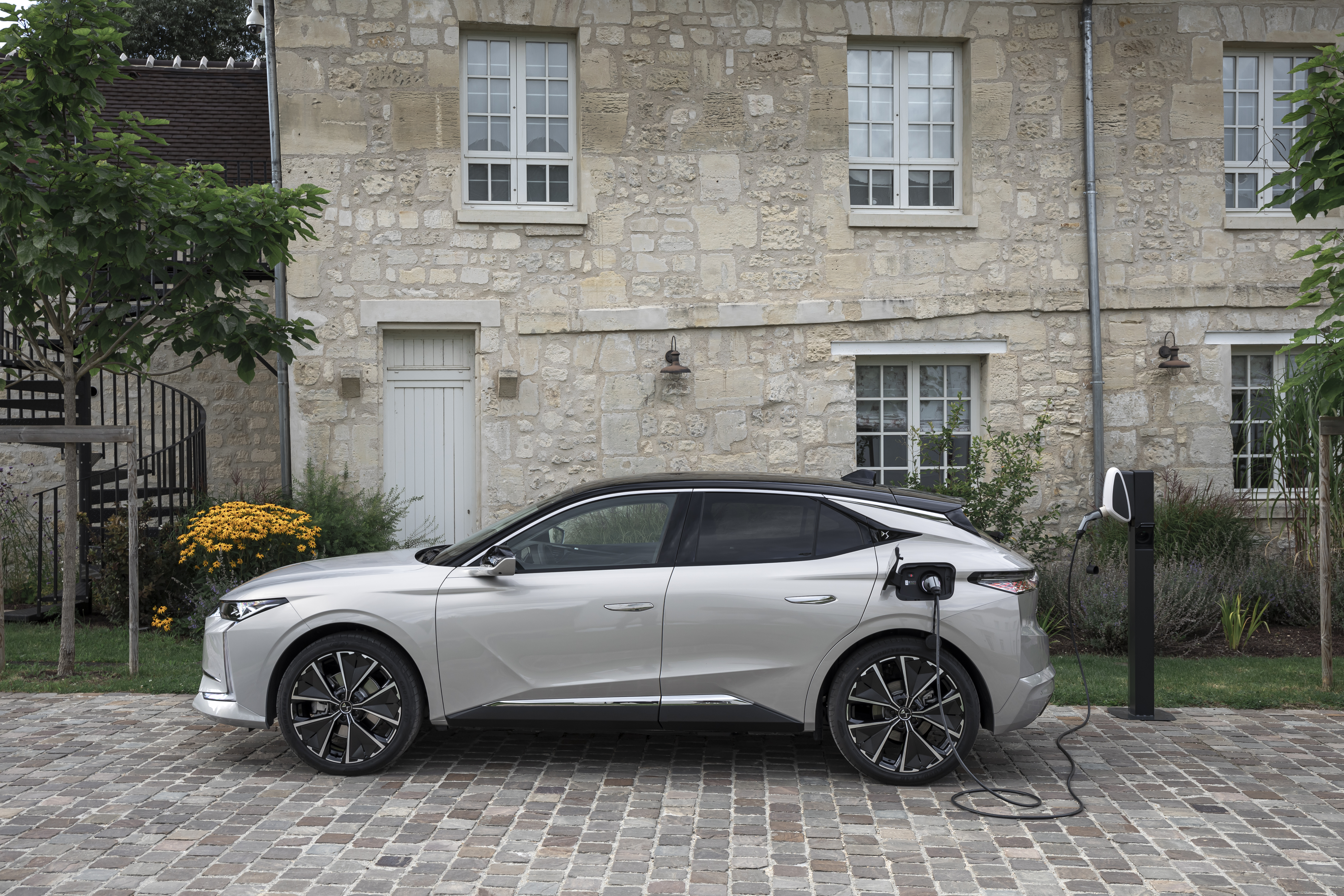 DS 4 E-Tense electric car charging HD Wallpaper