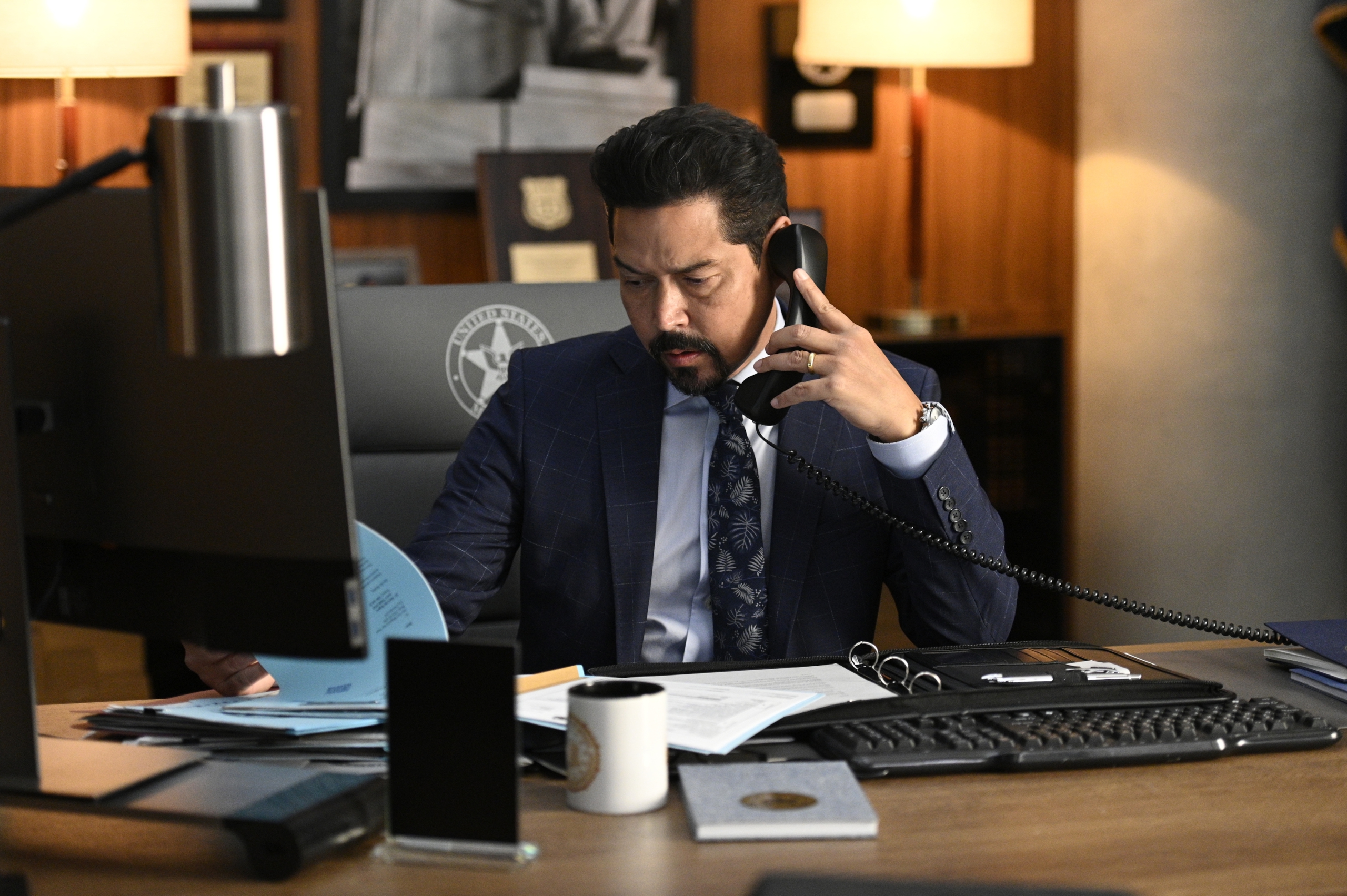 Anthony Ruivivar working at his desk in Turner and Hooch HD Wallpaper