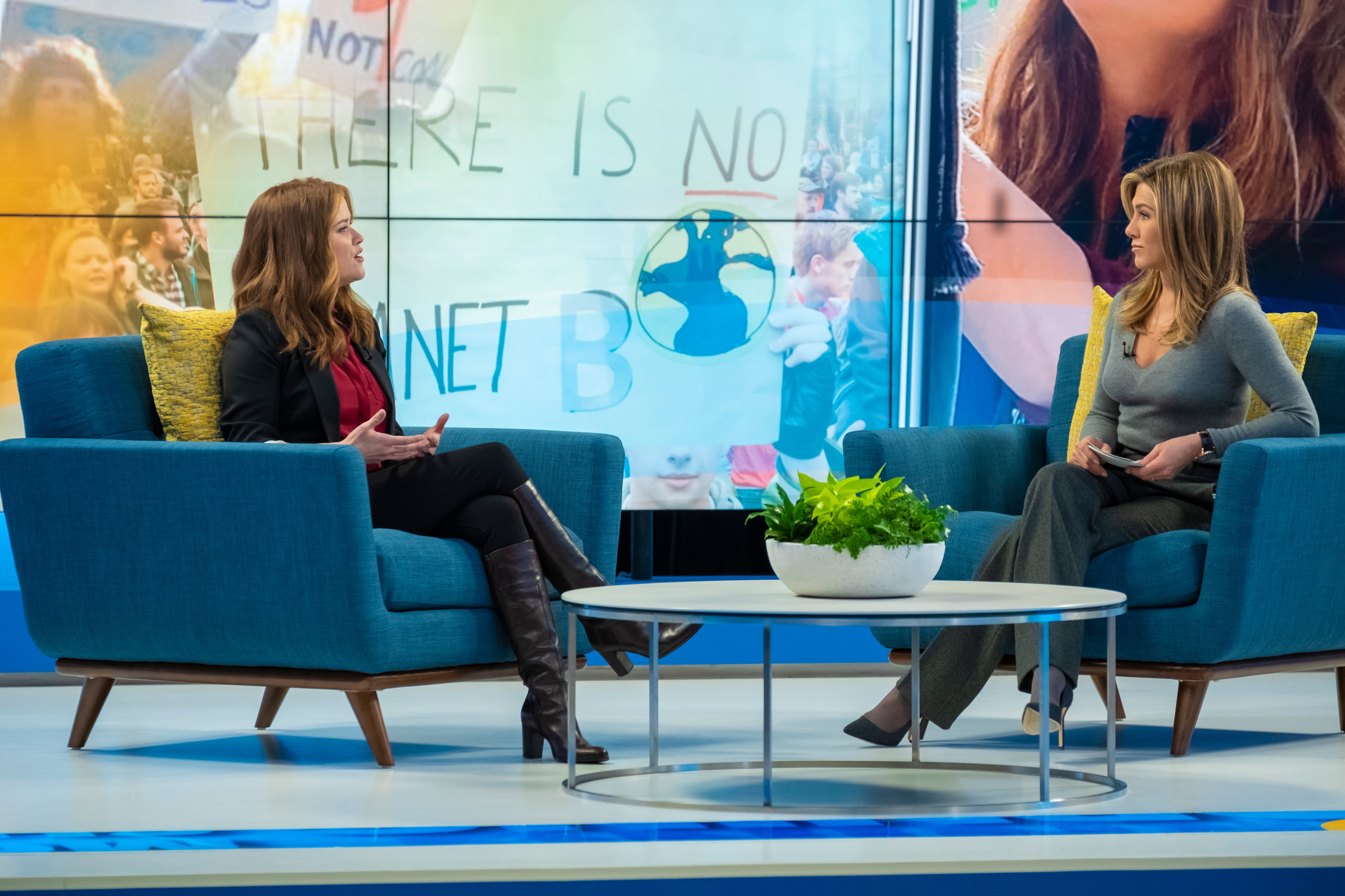 Jennifer Aniston and Reese Witherspoon on The Morning Show HD Wallpaper