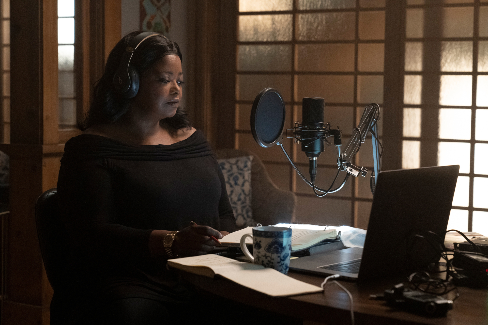 Octavia Spencer recording for Truth Be Told HD Wallpaper